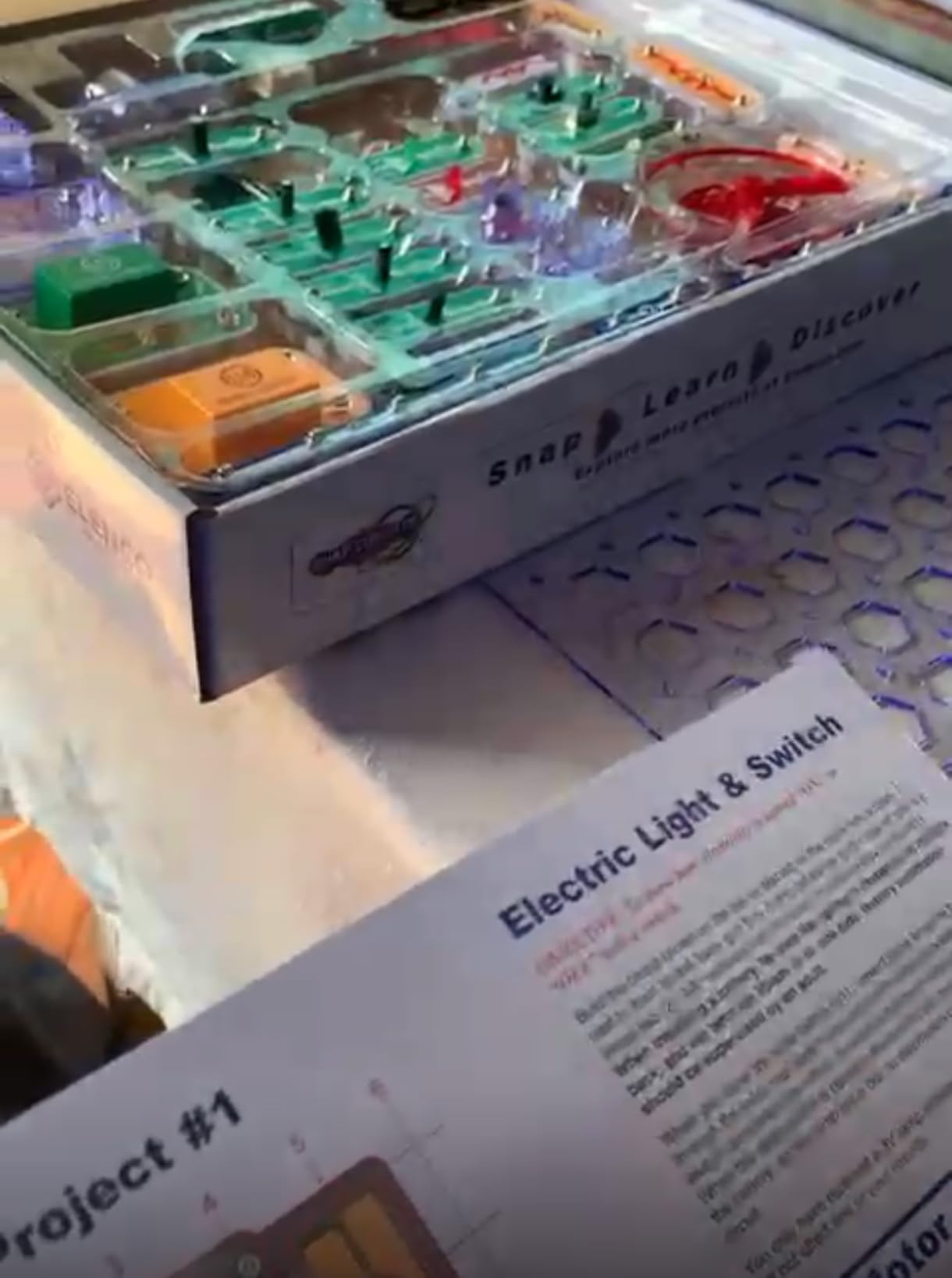 SNAP CIRCUITS Jr. SC-100 STEM Electronics Kit, 100+ Projects, Ages 8+ | Build 100+ STEM projects with 28 snap-together parts and a full-color project manual customer photo 1