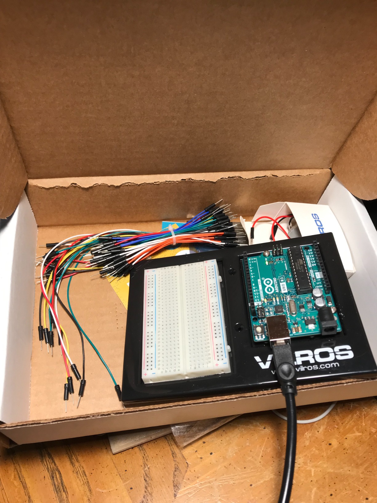 Vilros Arduino Uno Starter Kit - Includes Arduino Uno R3 Board, 190+ Electronics Components, Breadboard, Jumper Wires, DC Motor, Servo, Relay, Full-Color 72 Page Manual [190+ Pieces] customer photo 2