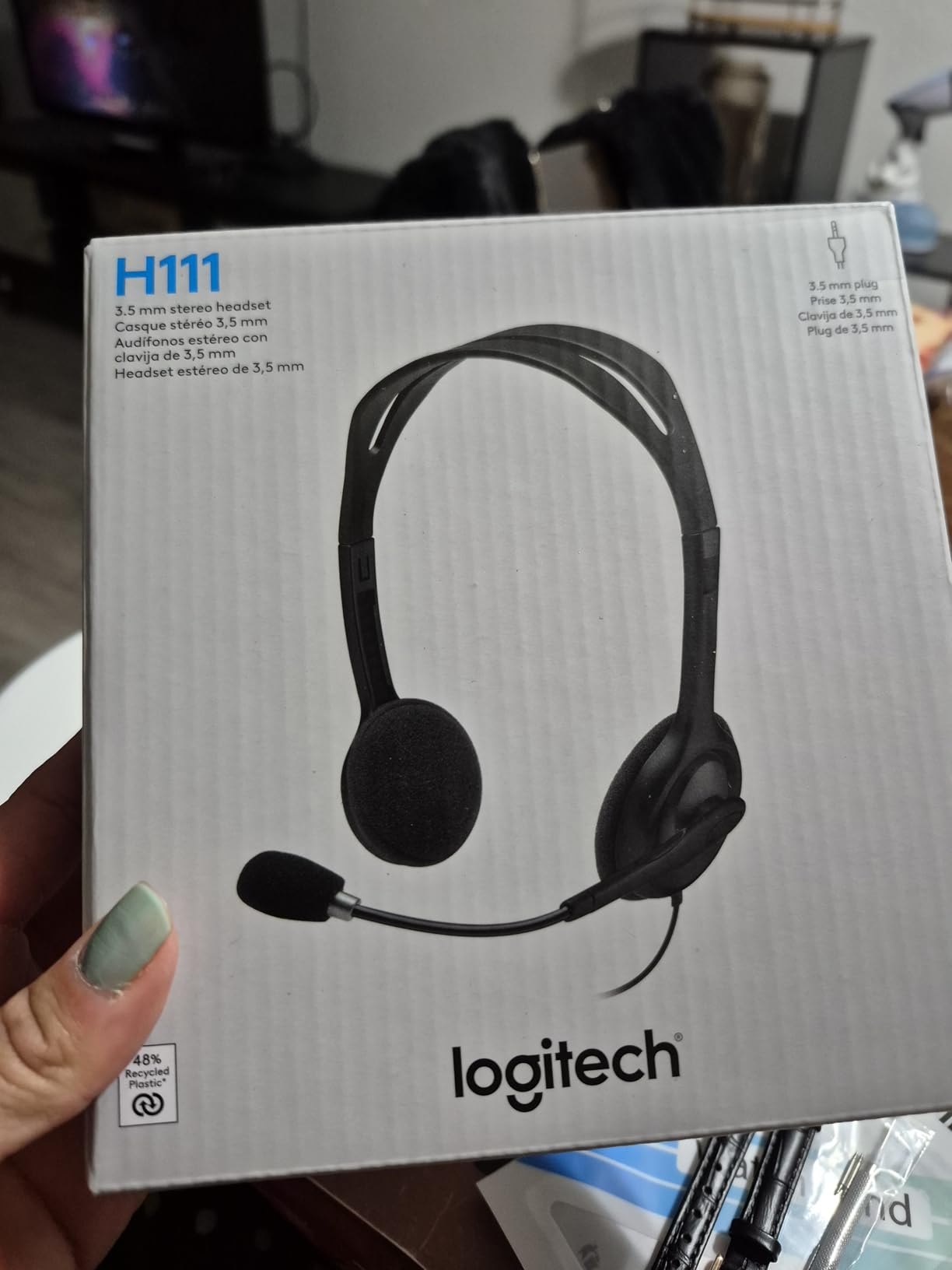 Logitech H111 Wired Headset, Stereo Headphones with Noise-Cancelling Microphone, 3.5 mm Audio Jack, PC/Mac/Laptop/Smartphone/Tablet - Black customer photo 1
