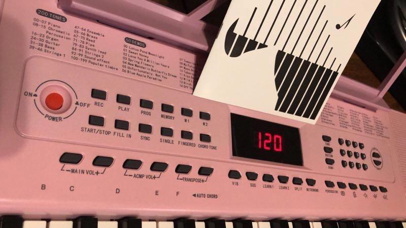 Vangoa VGK611 Electric Keyboard for Beginner, 61 Keys Portable Music Keyboard With Mini Lighted Keys, Electronic Piano for Kids, Boy, Girl, White customer photo 1