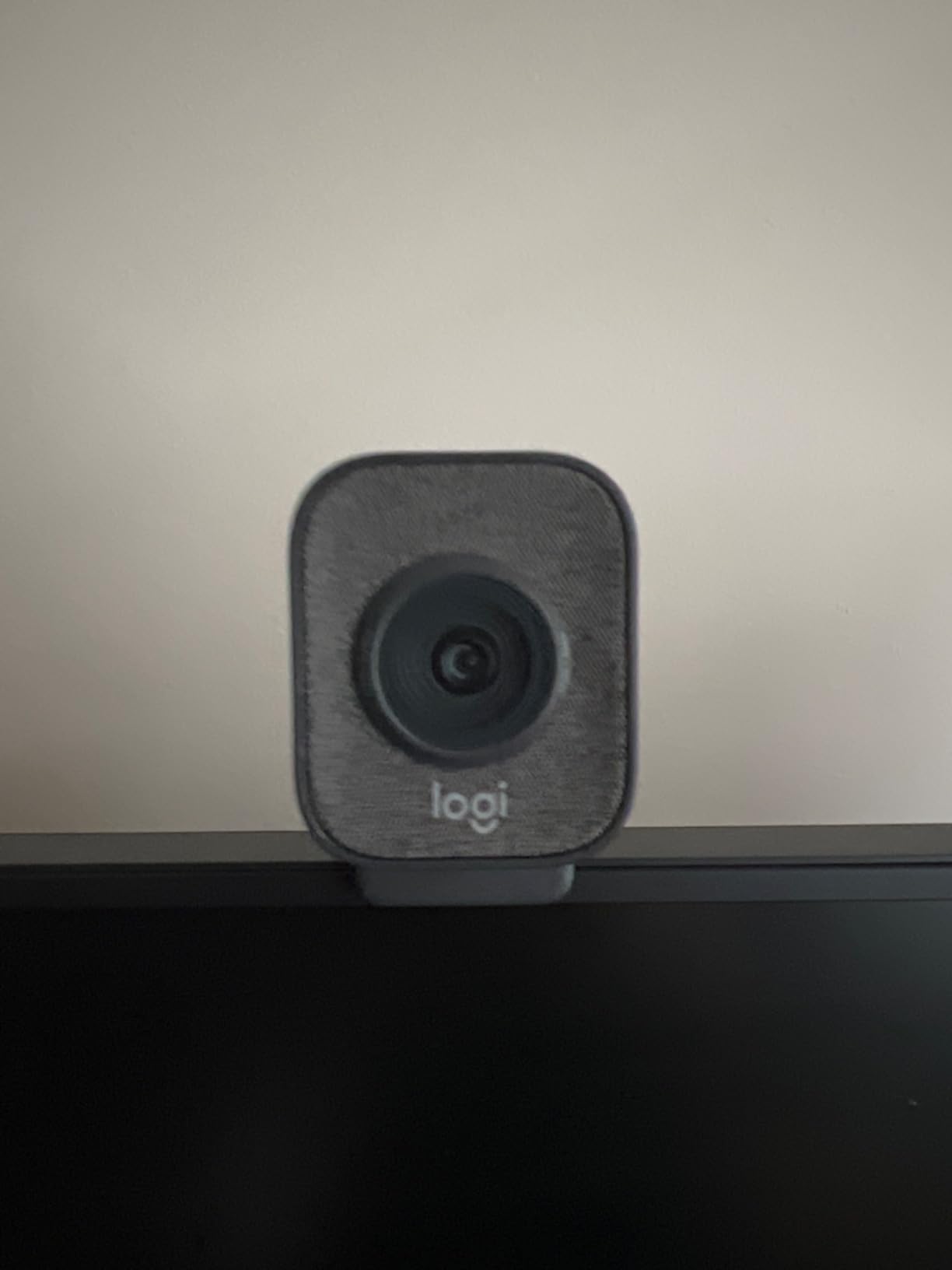 Logitech StreamCam Premium Webcam for Streaming and Content Creation, Full HD 1080p 60 fps, Works with Microsoft Teams, Google Meet, Zoom, Nintendo Switch 2's new GameChat mode, for PC/Mac - Off-White customer photo 1