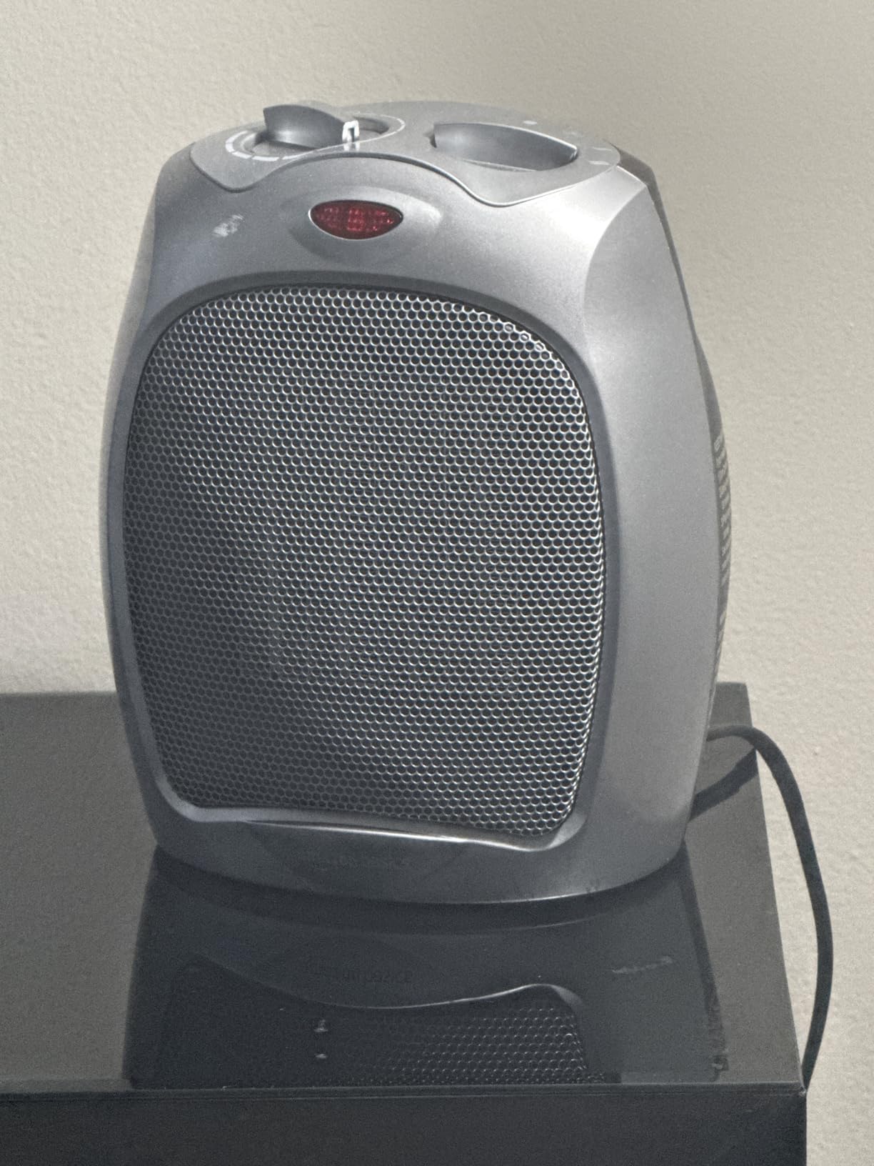 Amazon Basics Ceramic Space Heater, Portable Indoor Heating Solution, With Overheat and Tip-Over Protection, Thermostat, Non-Oscillating, 1500W, Fast Heating, Silver customer photo 1