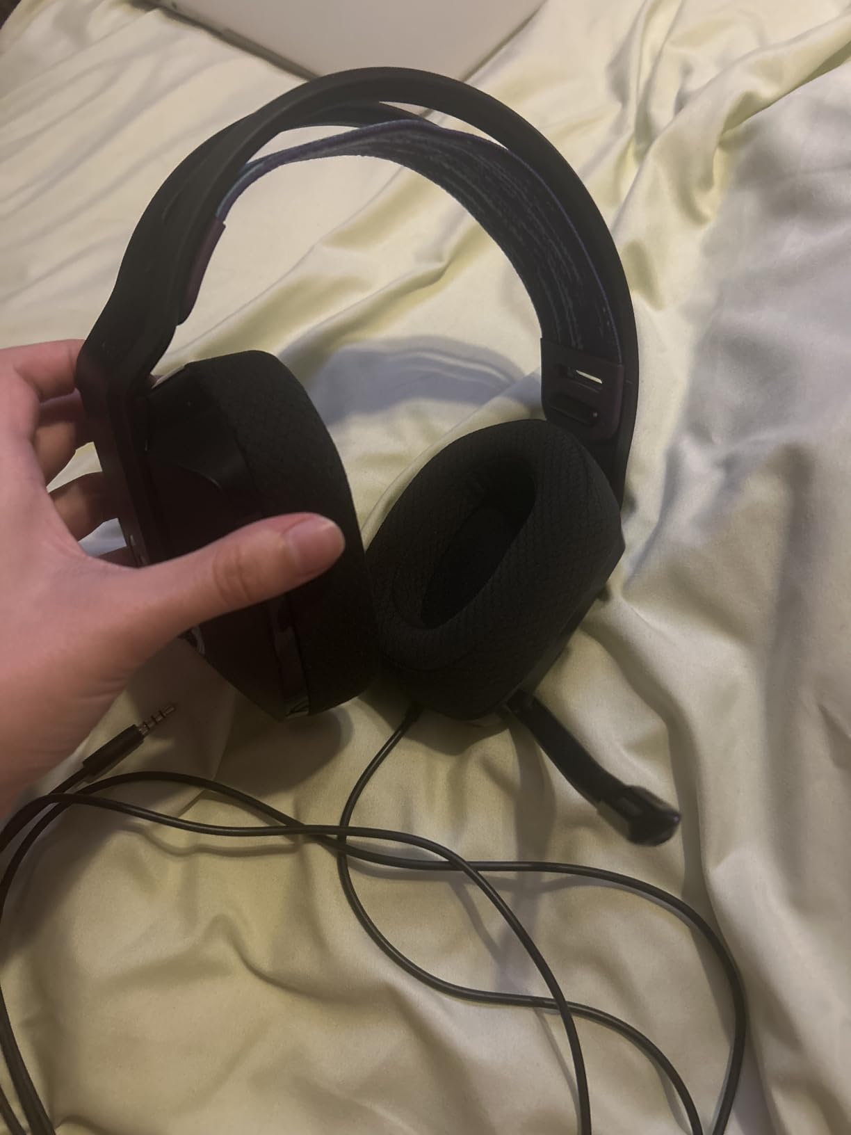 Logitech G335 Wired Gaming Headset, with Flip to Mute Microphone, 3.5mm Audio Jack, Memory Foam Earpads, Lightweight, Compatible with PC, PlayStation, Xbox, Nintendo Switch/Switch 2 - Black customer photo 1