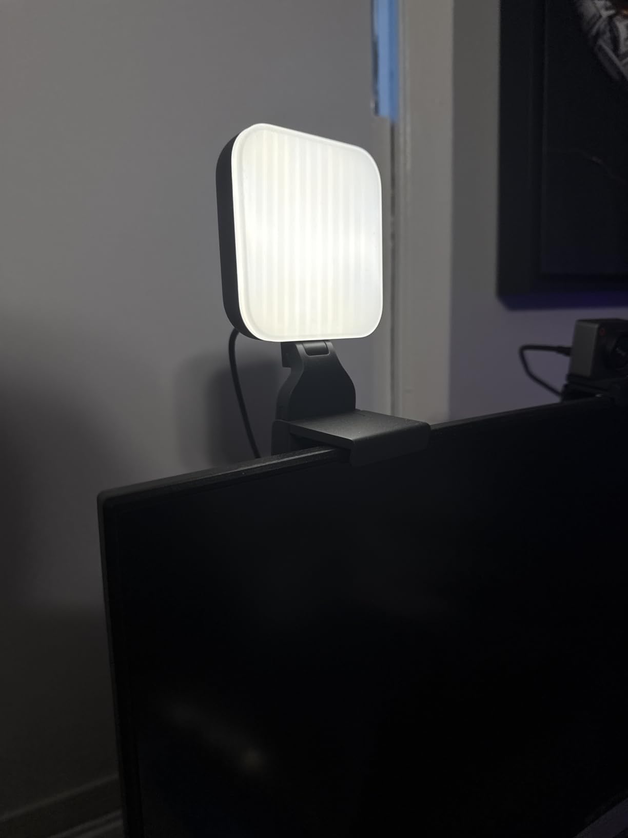 Logitech for Creators Litra Glow Premium LED Streaming Light with TrueSoft - Computer lighting for video conferencing, Zoom meetings, with adjustable mount and desktop app control for PC/Mac - Graphite customer photo 1