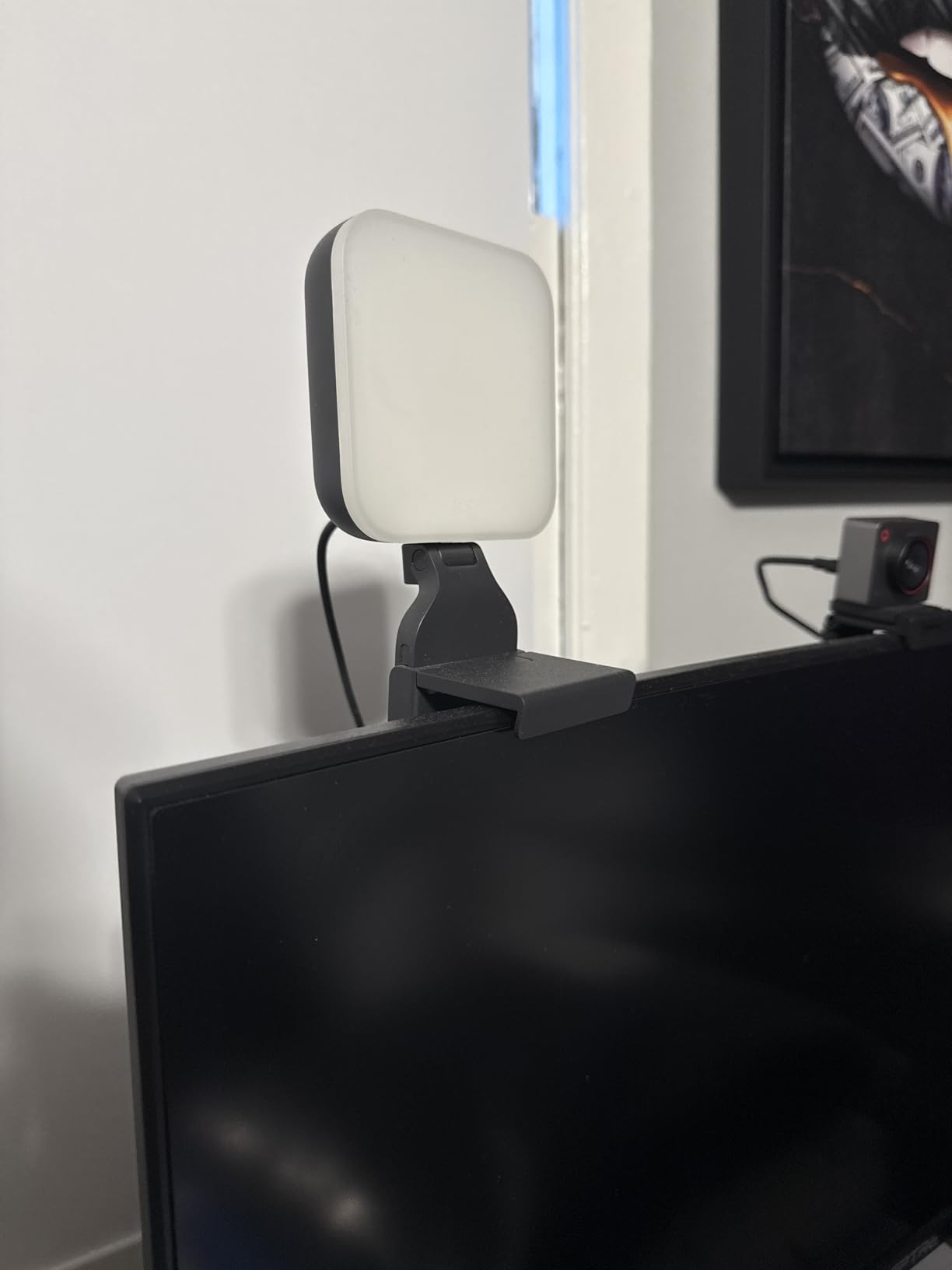 Logitech for Creators Litra Glow Premium LED Streaming Light with TrueSoft - Computer lighting for video conferencing, Zoom meetings, with adjustable mount and desktop app control for PC/Mac - Graphite customer photo 2