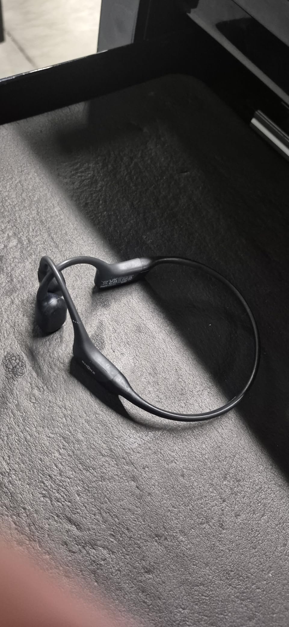 SHOKZ OpenRun Bone Conduction Open-Ear Bluetooth Sport Headphones, Running Workout, Sweat Headband, IP67 Sweat Resistant, 8H Playtime, Mic, Black customer photo 2