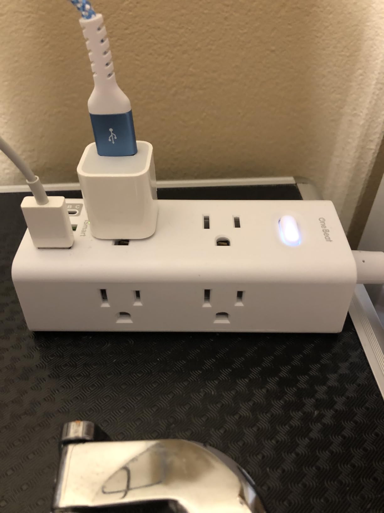 Power Strip Surge Protector - One Beat 6 Widely Outlets with 4 USB Ports (2 USB C), 5 Ft Extension Cord Flat Plug, Wall Mount Outlet Extender Small Power Strip for Travel Home Office College Dorm Room customer photo 2