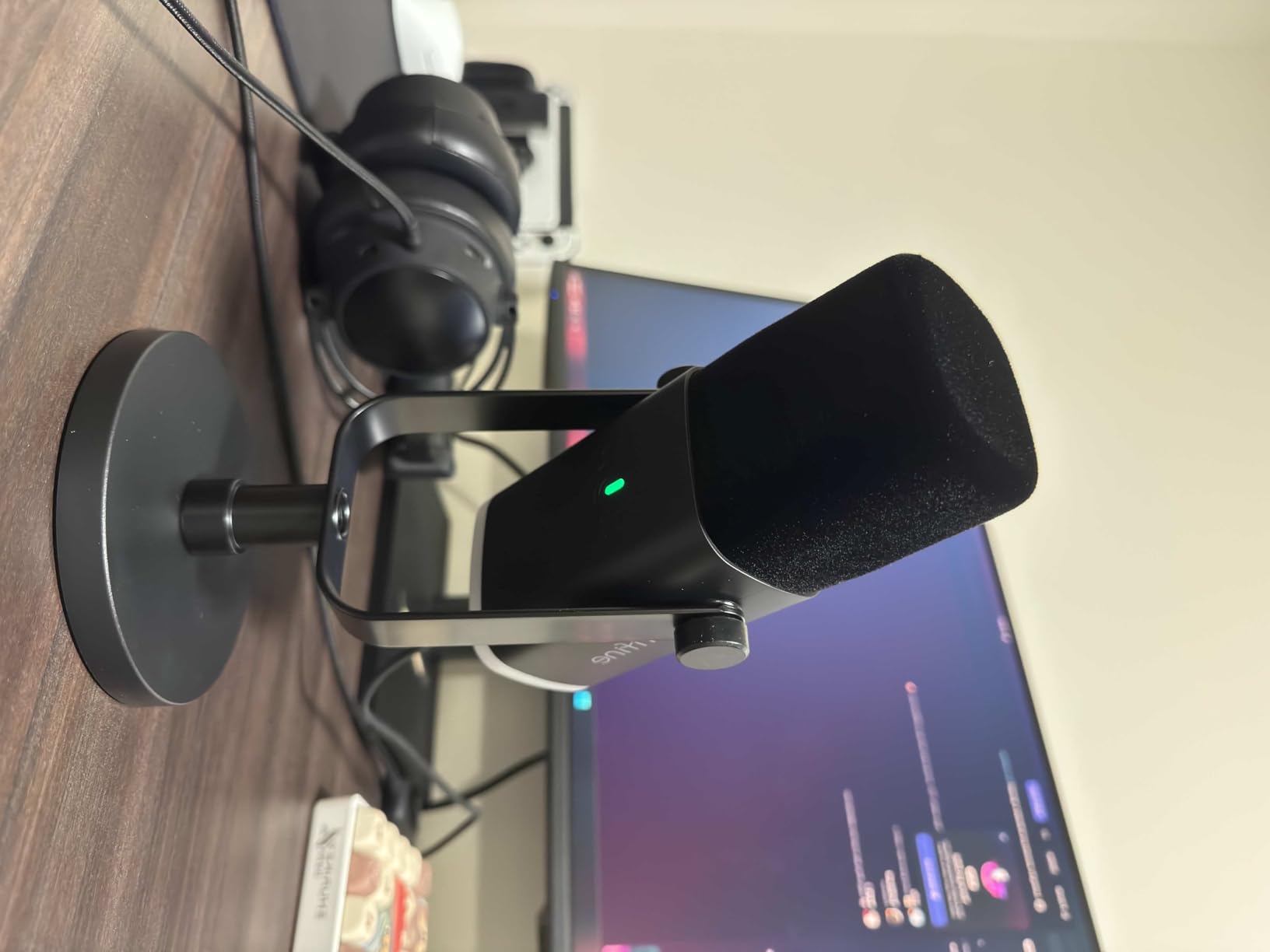 FIFINE USB/XLR Dynamic Microphone for Podcast Recording, PC Computer Gaming Streaming Mic with RGB Light, Mute Button, Headphones Jack, Desktop Stand, Vocal Mic for Singing YouTube-AmpliGame AM8 customer photo 2