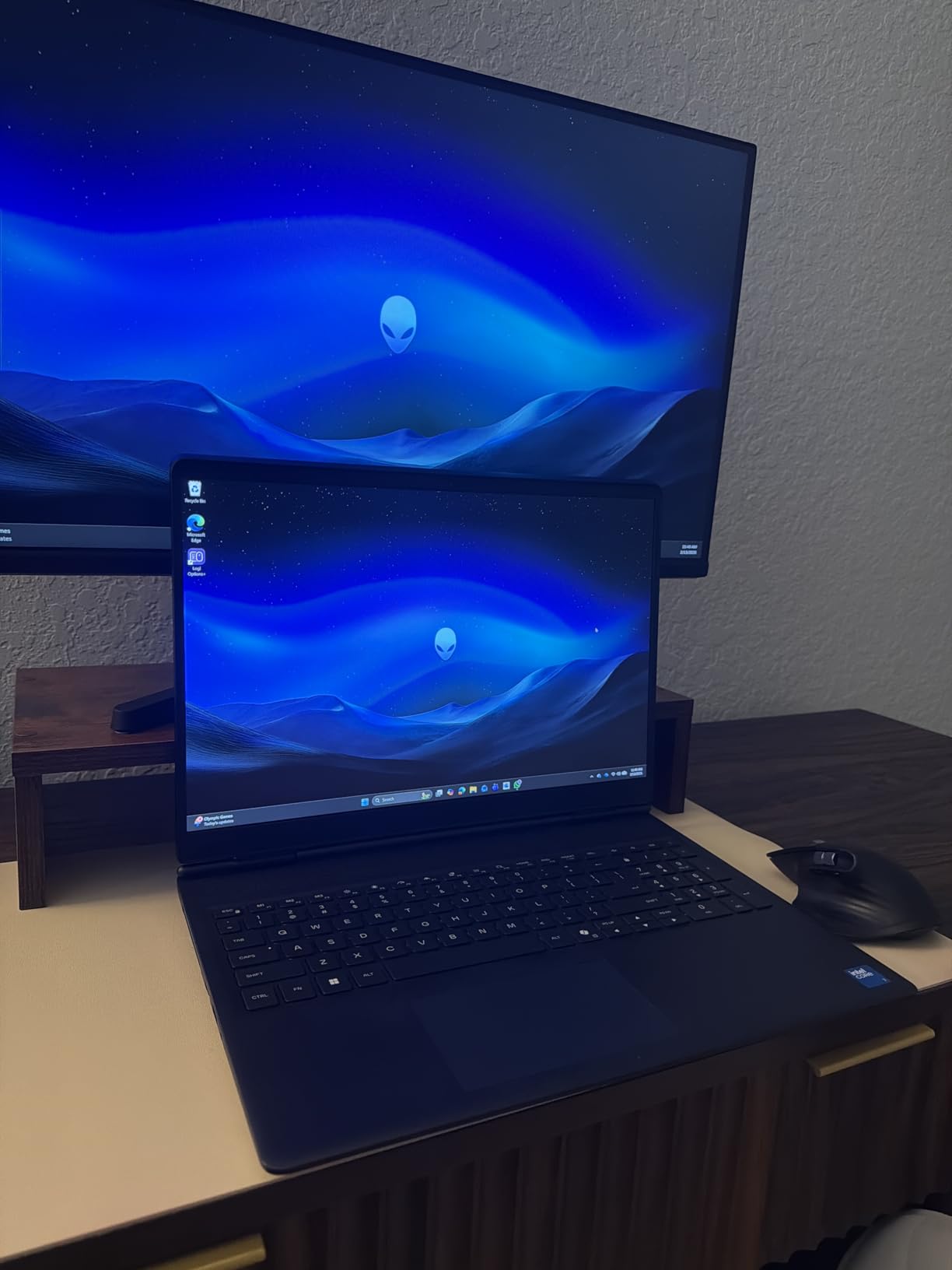 Alienware 16 Aurora Gaming Laptop AC16250-16 WQXGA 120Hz Display, Intel Core 7-240H Processor, 16GB DDR5 RAM, 1TB SSD, NVIDIA GeForce RTX 5050 8GB Graphics, Windows 11 Home, Onsite Service - Blue customer photo 2