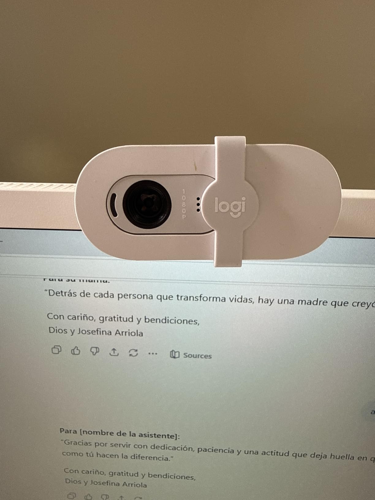Logitech Brio 101 Full HD 1080p Webcam for Streaming and Meetings - Black customer photo 1
