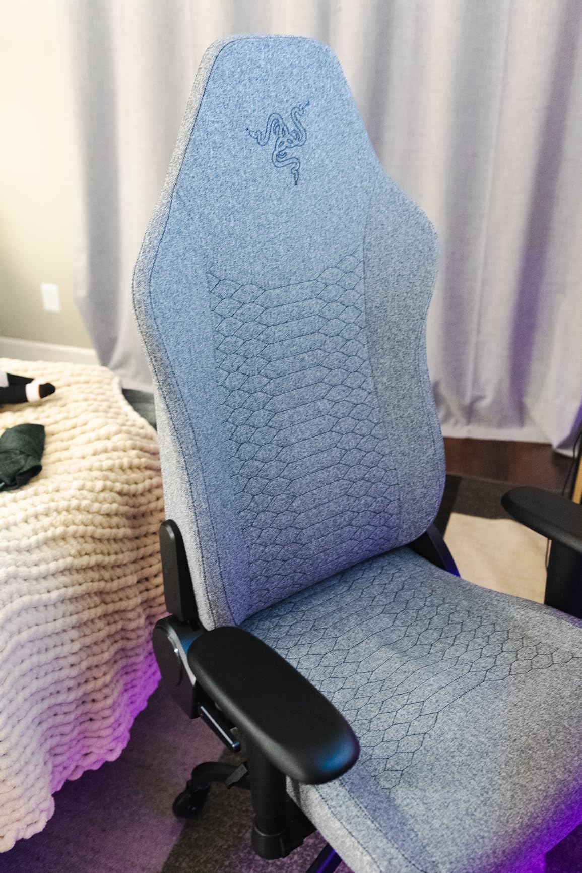 Razer Iskur V2 X Ergonomic Gaming Chair: Built-in Lumbar Support, Widened Seat Base, High Density Foam Cushions, Adjustable 152 Degree Recline, 2D Armrests, Plush Fabric Finish, Black customer photo 1