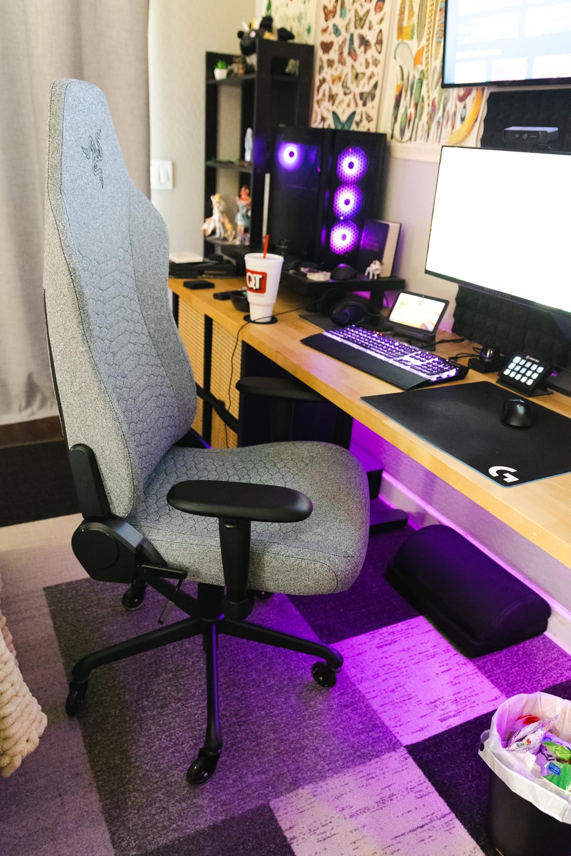 Razer Iskur V2 X Ergonomic Gaming Chair: Built-in Lumbar Support, Widened Seat Base, High Density Foam Cushions, Adjustable 152 Degree Recline, 2D Armrests, Plush Fabric Finish, Black customer photo 2