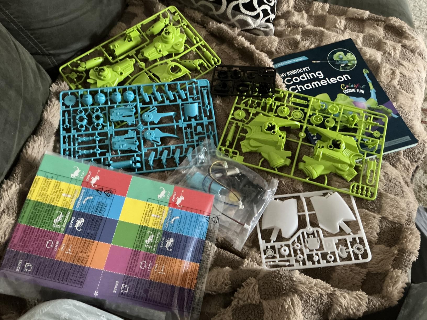Thames & Kosmos My Robotic Pet: Coding Chameleon STEM Building & Experiment Kit | Color-Sensing Coding Robot for Boys & Girls Ages 8+, Screen-Free Educational Fun, Robotic Reptile with 3 Play Modes customer photo 1