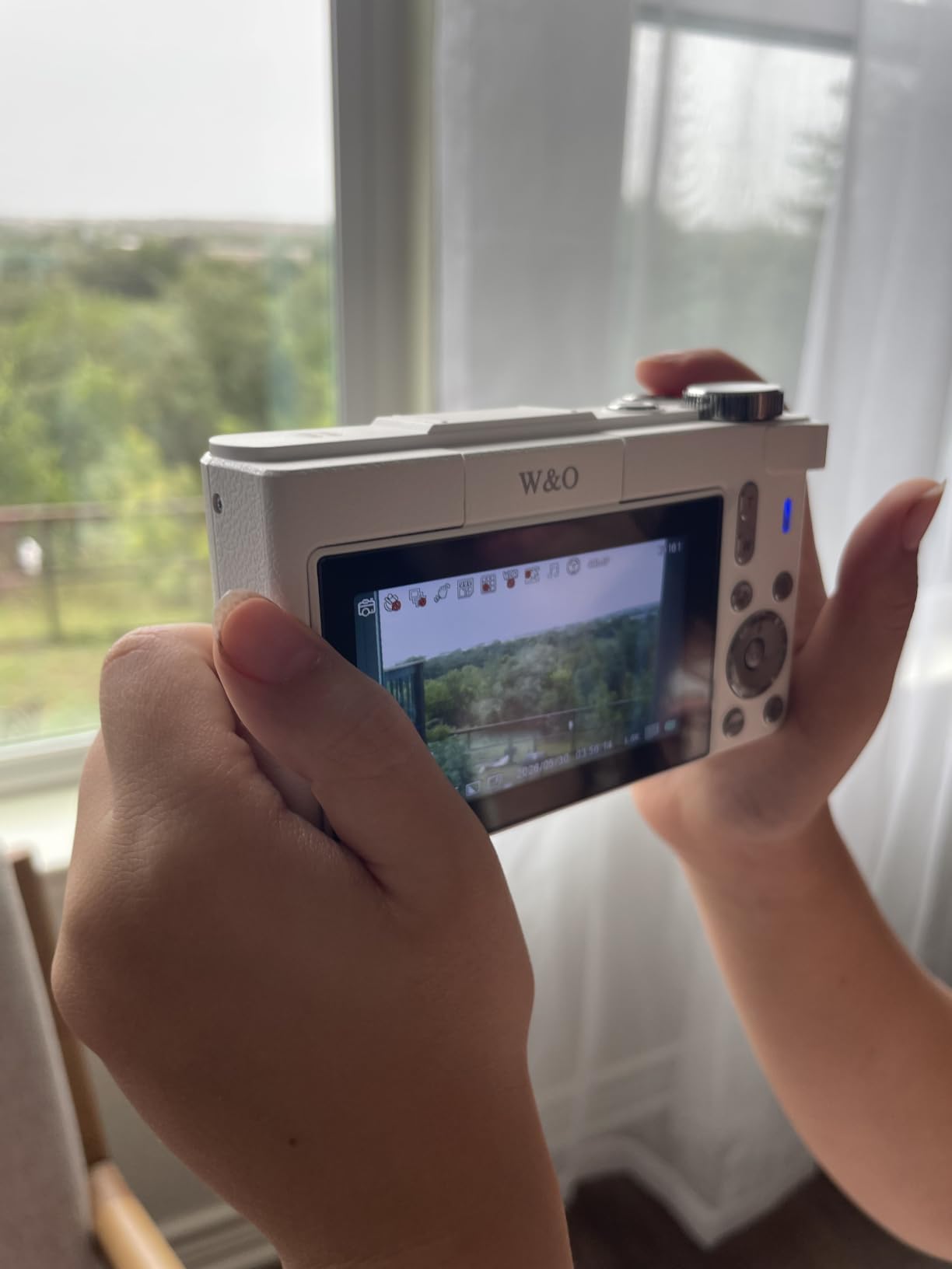 W & O 4K Digital Camera for Photography, Flip Screen Digital Camera for Kids | 64MP Vlogging Camera for YouTube with SD Card, 16X Zoom Autofocus, Point and Shoot digital cameras for Teens Beginner, White customer photo 1