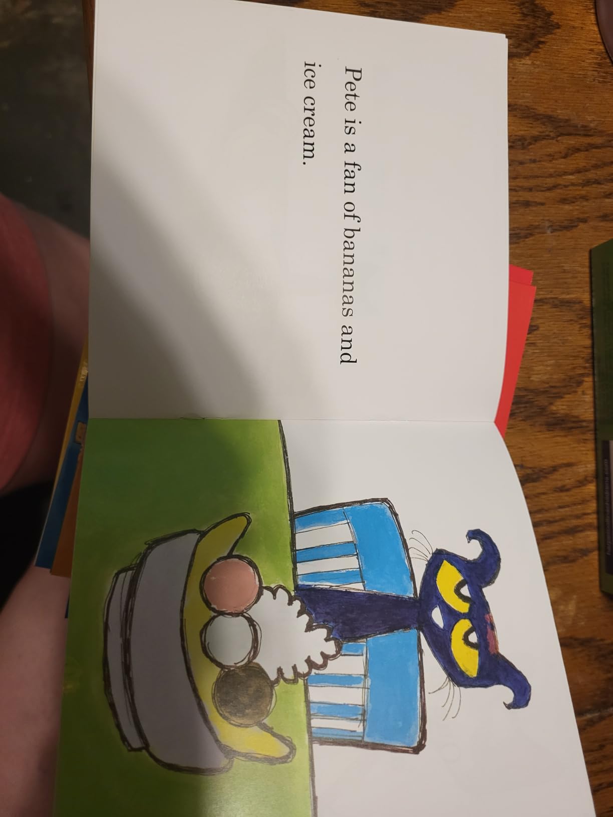Pete the Cat 12-Book Phonics Fun!: A Box of 12 Mini-Books Featuring Short and Long Vowel Sounds - Expert-Reviewed Beginning Readers for Kids (Ages 3-6) (I Can Read Phonics Fun) customer photo 1
