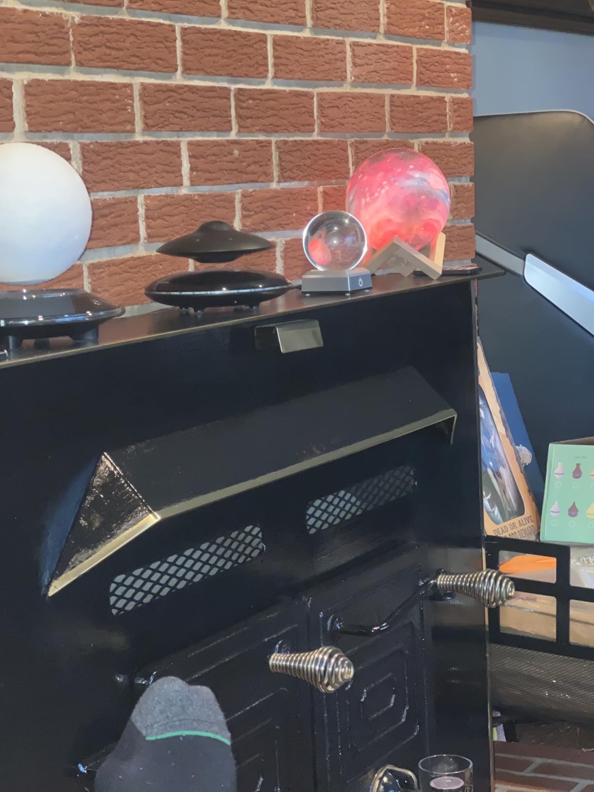Magnetic Levitating Bluetooth Speaker, Levitating UFO Speakers with LED Lights, 360 Degree Rotation, Wireless Floating Speakers for Home Office Decor Cool Tech Gadgets, Creative Gifts customer photo 1