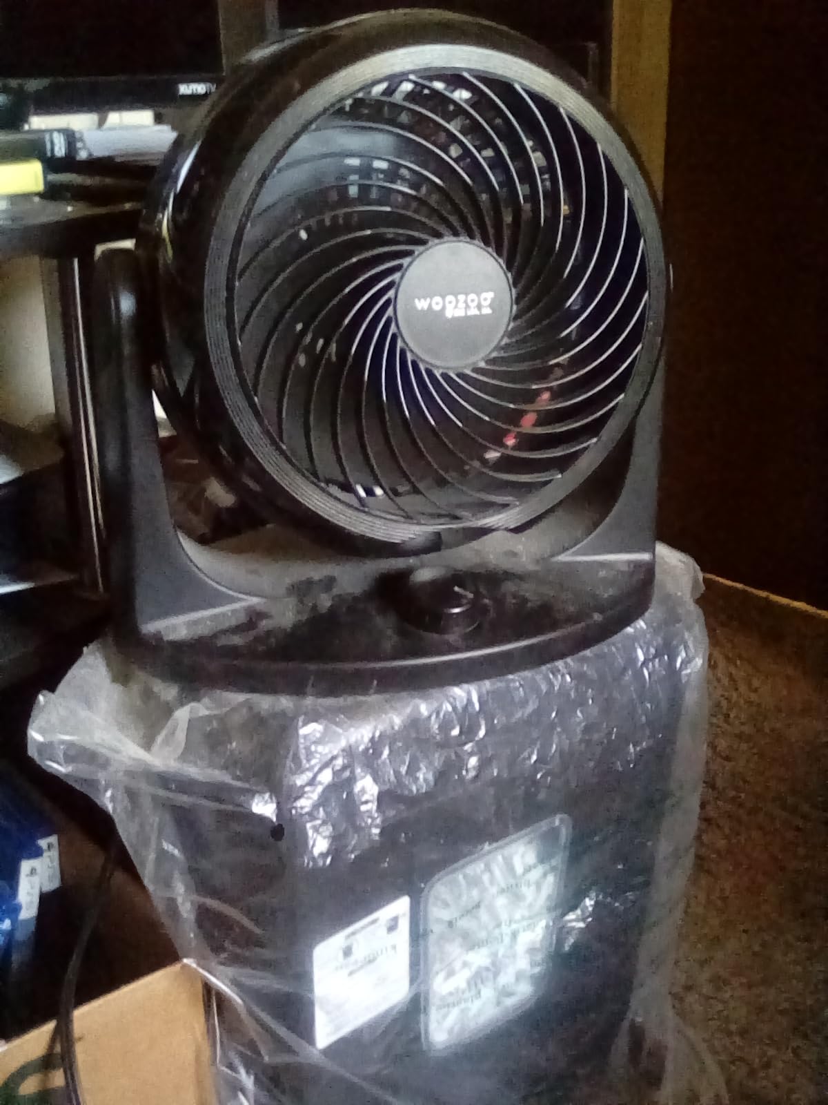 IRIS USA WOOZOO Medium Desk Fan, Oscillating, 112 Degree Tilt, Dorm Office, Black | 36ft Max Air Distance, 244 sq ft Coverage, 112 Degree Adjustable Vertical Tilt, 29db customer photo 2