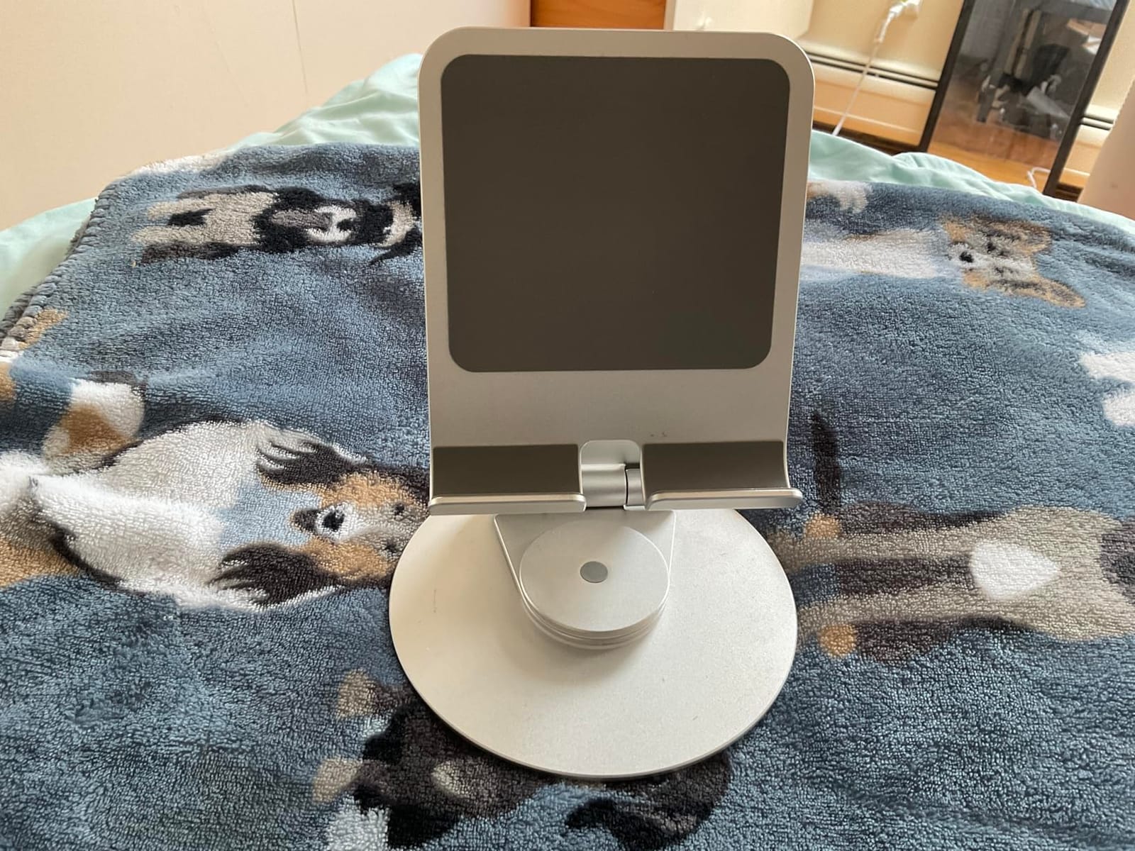OMOTON Swivel Tablet Stand for iPad with 360 Rotating Base, Foldable Adjustable Holder for Drawing, Compatible with iPad Pro/Air/Mini and More, Silver customer photo 2