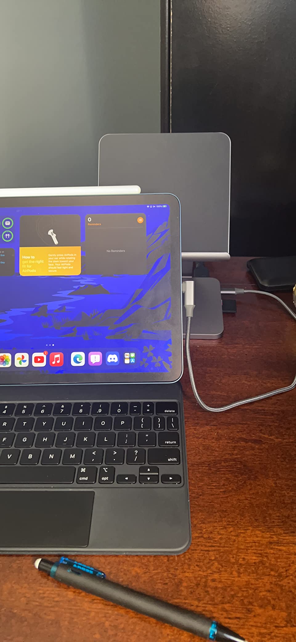 Anker USB C Hub for iPad, 551 USB-C Hub (8-in-1), with Foldable Tablet Stand, 4K HDMI, 2 USB-A Data Ports, for iPad Pro 5th Gen/Air 5th Gen/Mini 6th and Later customer photo 1