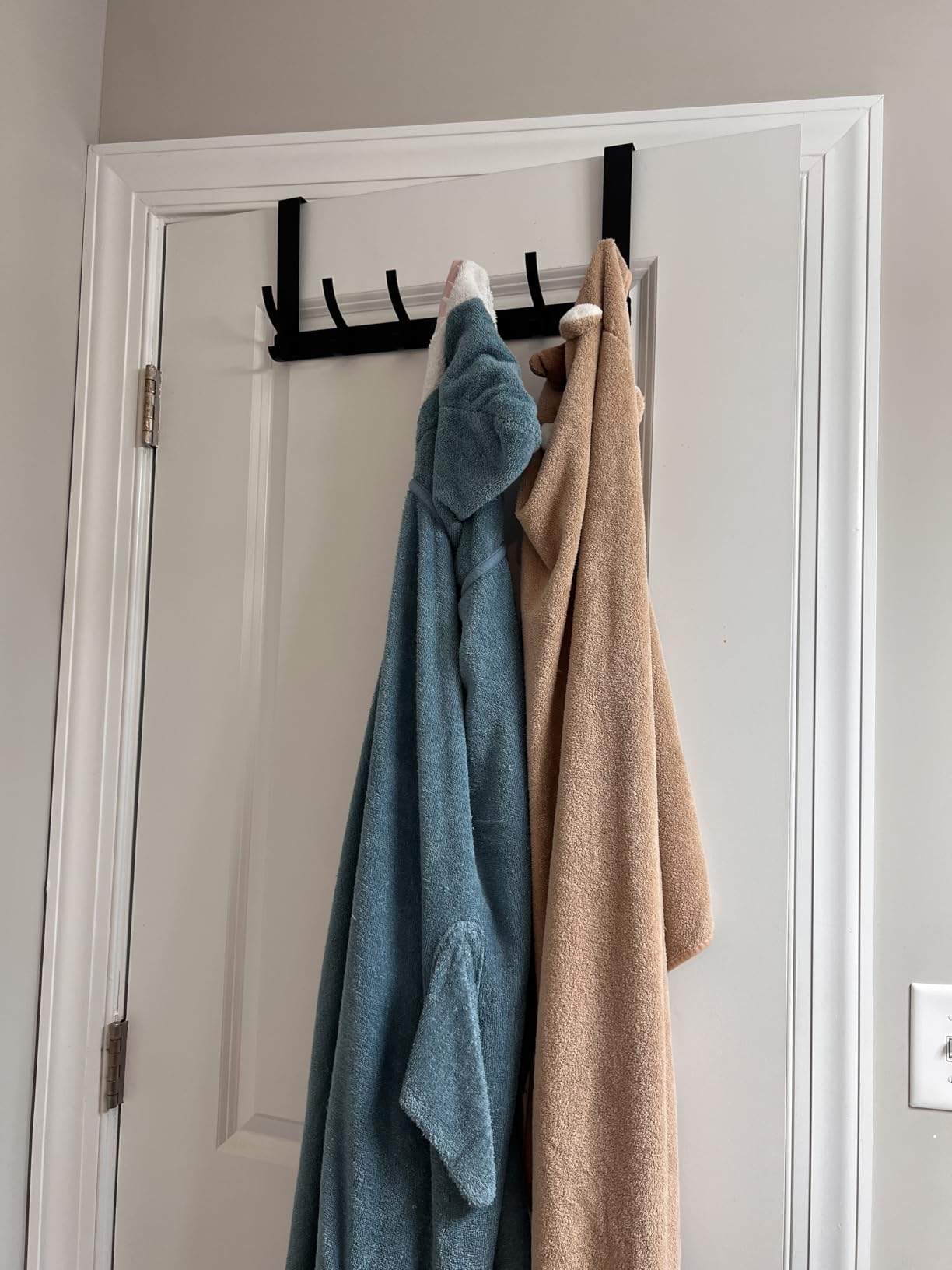 Optish Over The Door Hooks, Door Hanger Hooks for Hanging, Towel Racks for Bathroom with 12 Coat Hook, Coat Rack College Dorm Essentials Bathroom Accessories (Black, 1 Pack) customer photo 2