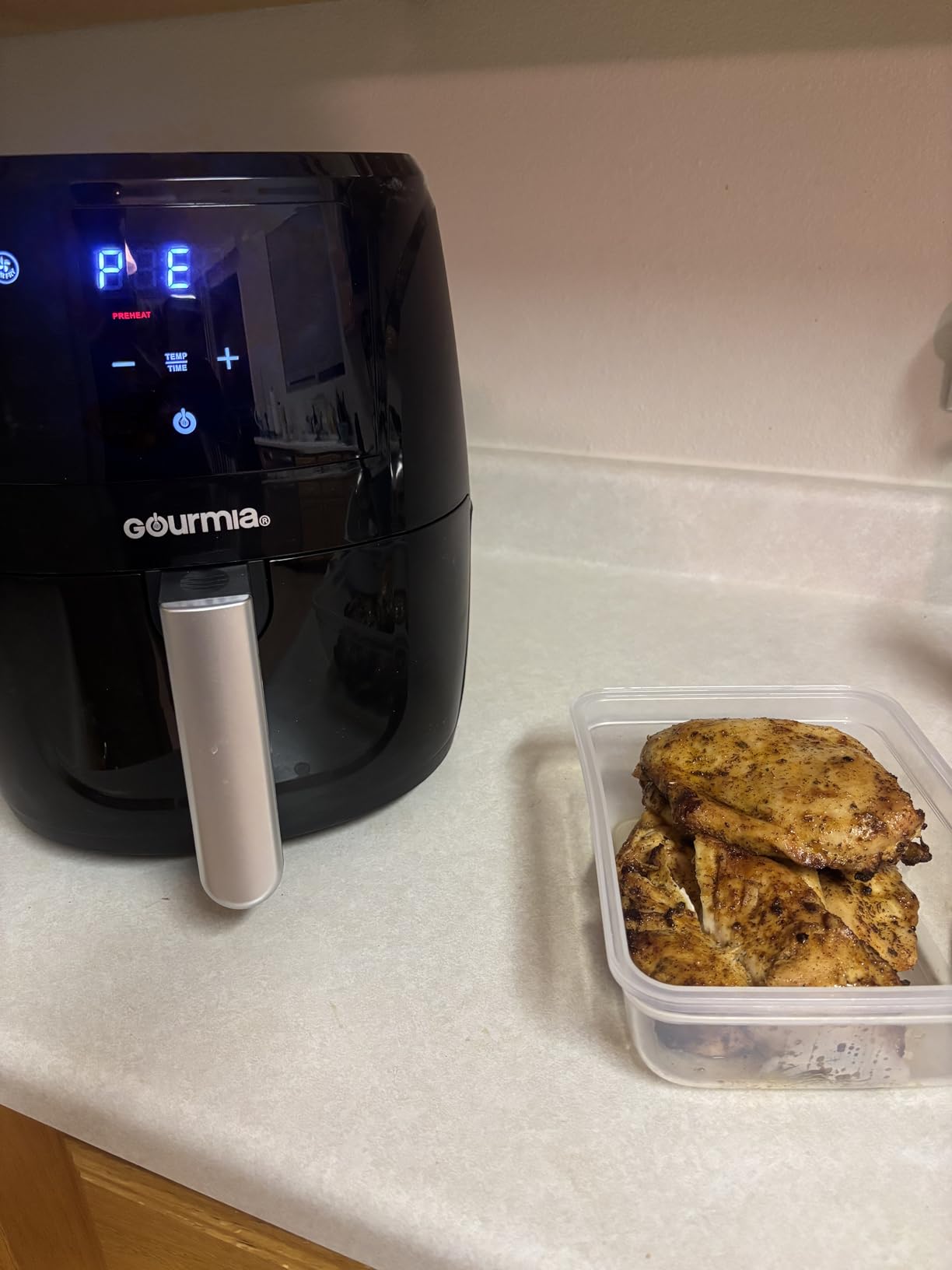 Gourmia Air Fryer - 4 Qt Capacity, FryForce360º, Digital Display with 8 Presets, Roast, Bake, Broil, Dehydrate, Reheat, Dishwasher Safe Accessories, Compact, Black customer photo 1