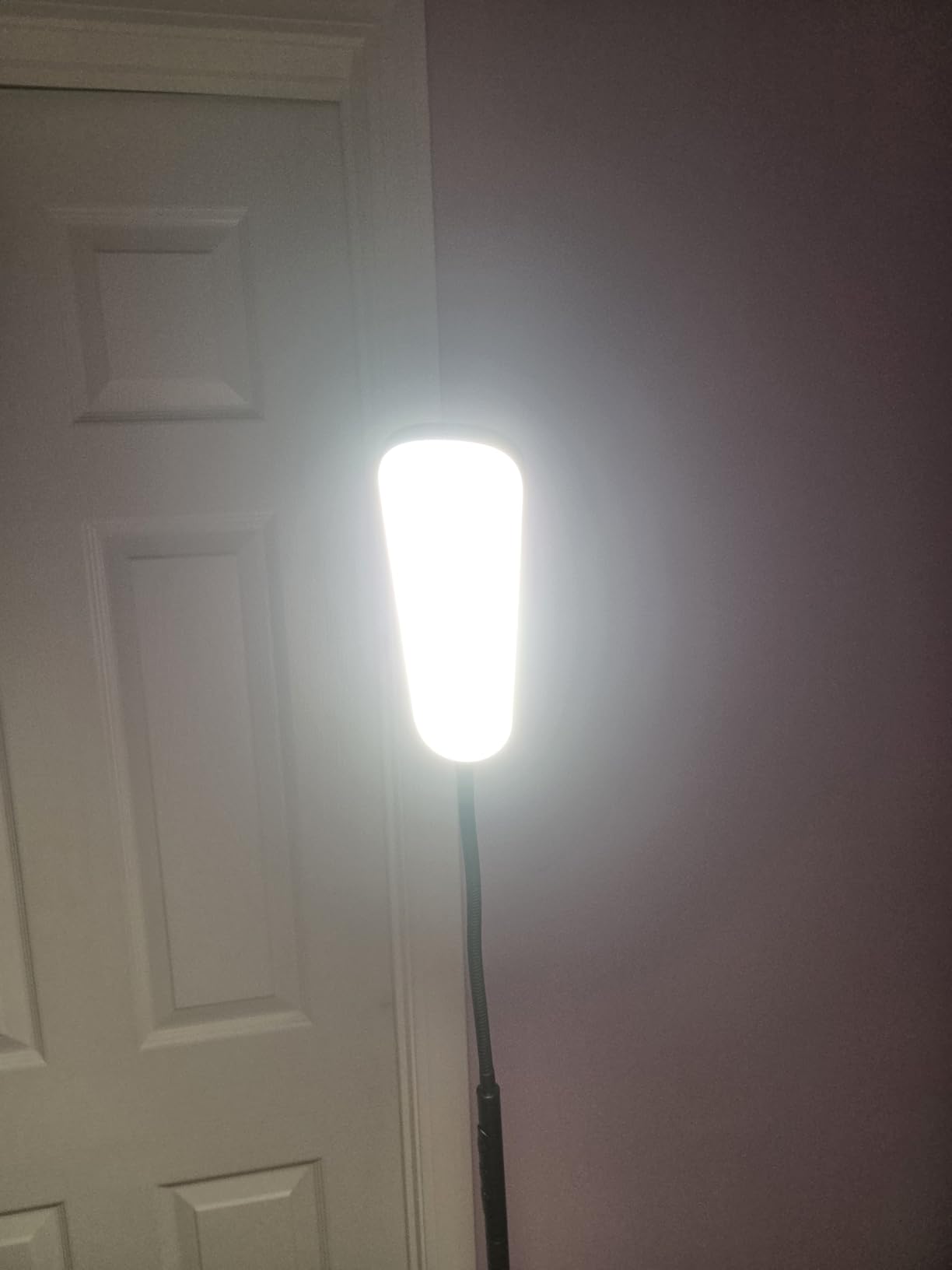 Yikuneng Dimmable LED Floor Lamp, Super Bright Reading Lamps Floor Standing lamp with Remote & Touch Control, Stepless Dimming & 2700K-6500K Color Temperature, for Living Room Bedroom Office, Black customer photo 1
