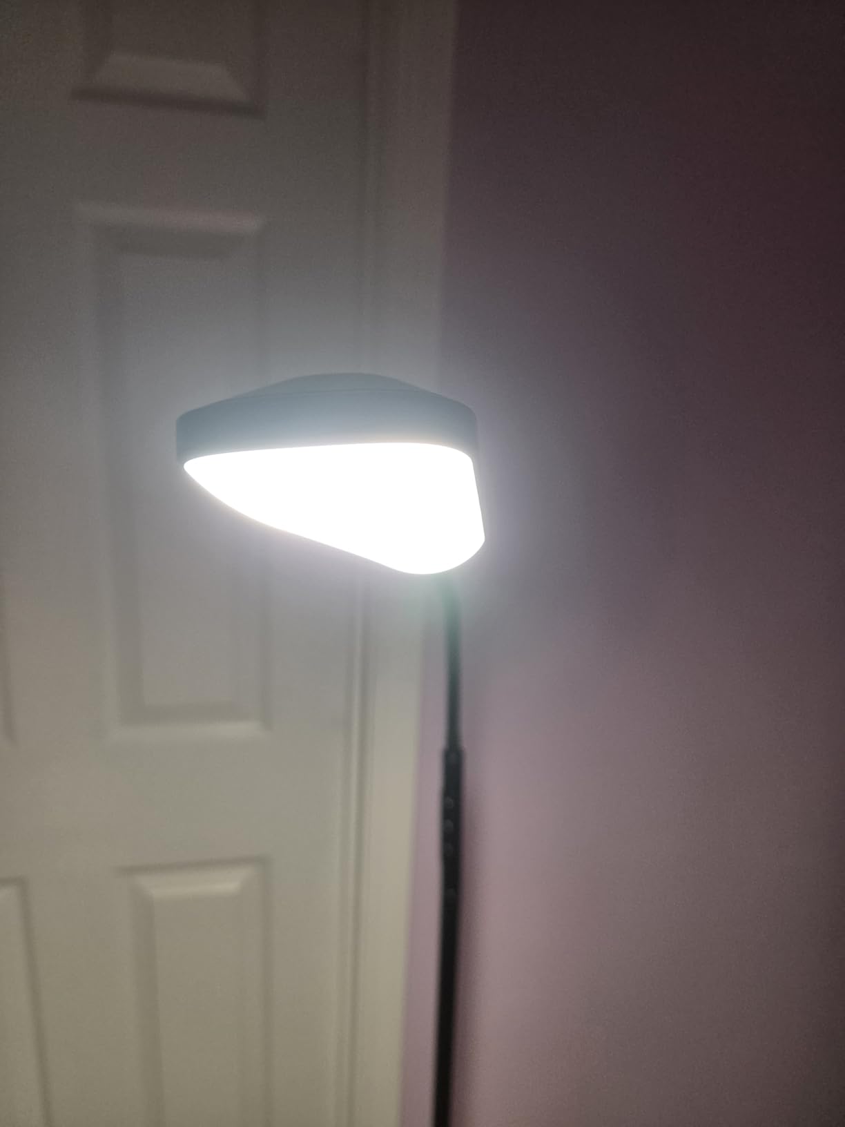 Yikuneng Dimmable LED Floor Lamp, Super Bright Reading Lamps Floor Standing lamp with Remote & Touch Control, Stepless Dimming & 2700K-6500K Color Temperature, for Living Room Bedroom Office, Black customer photo 2