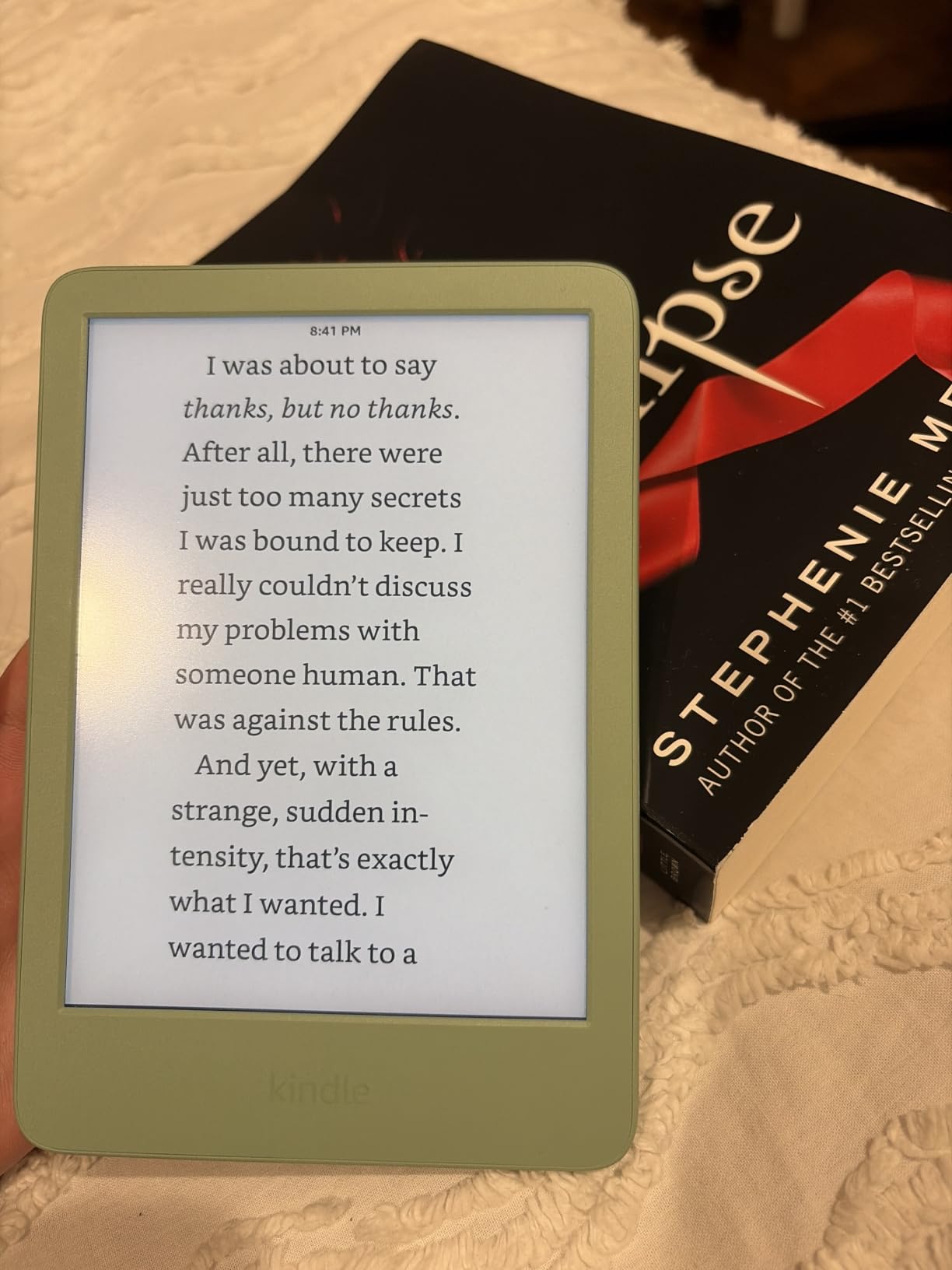 Kindle 16 GB (newest model) - Lightest and most compact Kindle, now with faster page turns, and higher contrast ratio, for an enhanced reading experience - Black customer photo 1
