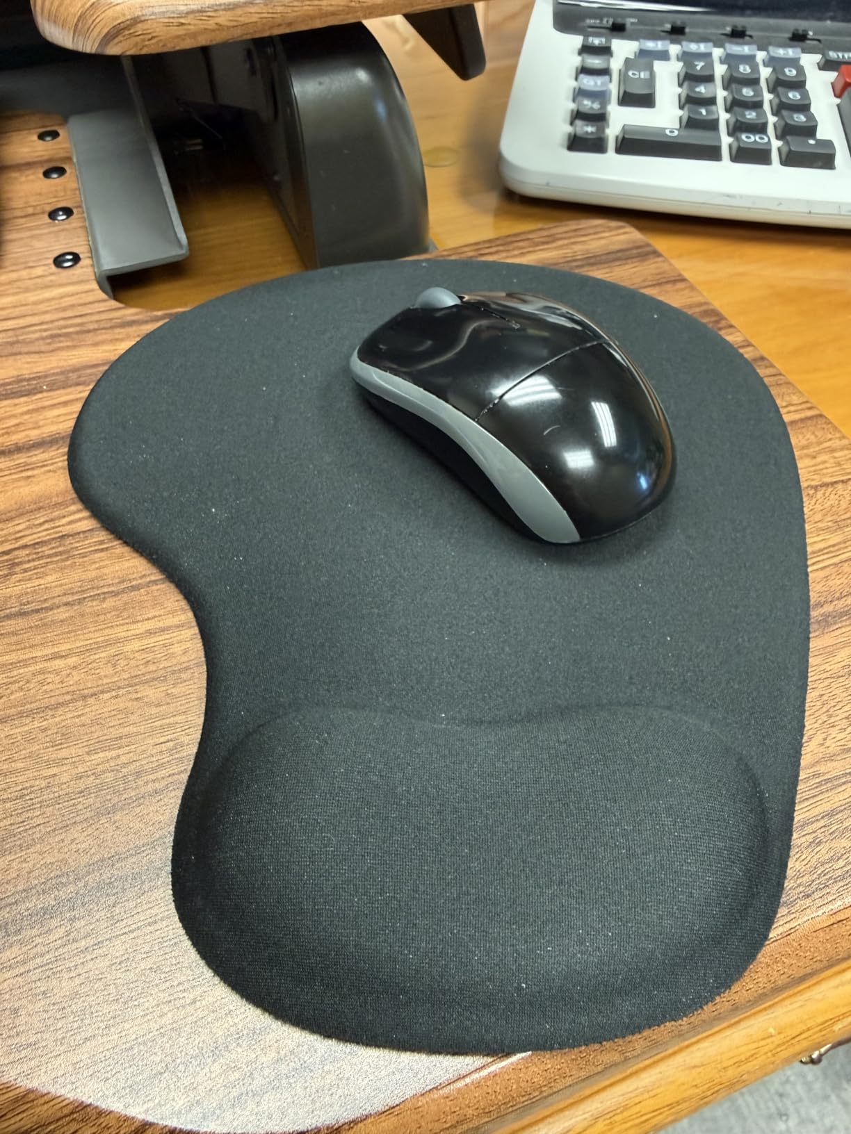 Ergonomic Mouse Pad with Wrist Rest, Gel Wrist Support Mousepad, Pain Relief Laptop Computer Mouse Pad, Non-Slip Mouse Pads for Office & Home (Black, 9.5 x 8.3 in) customer photo 1