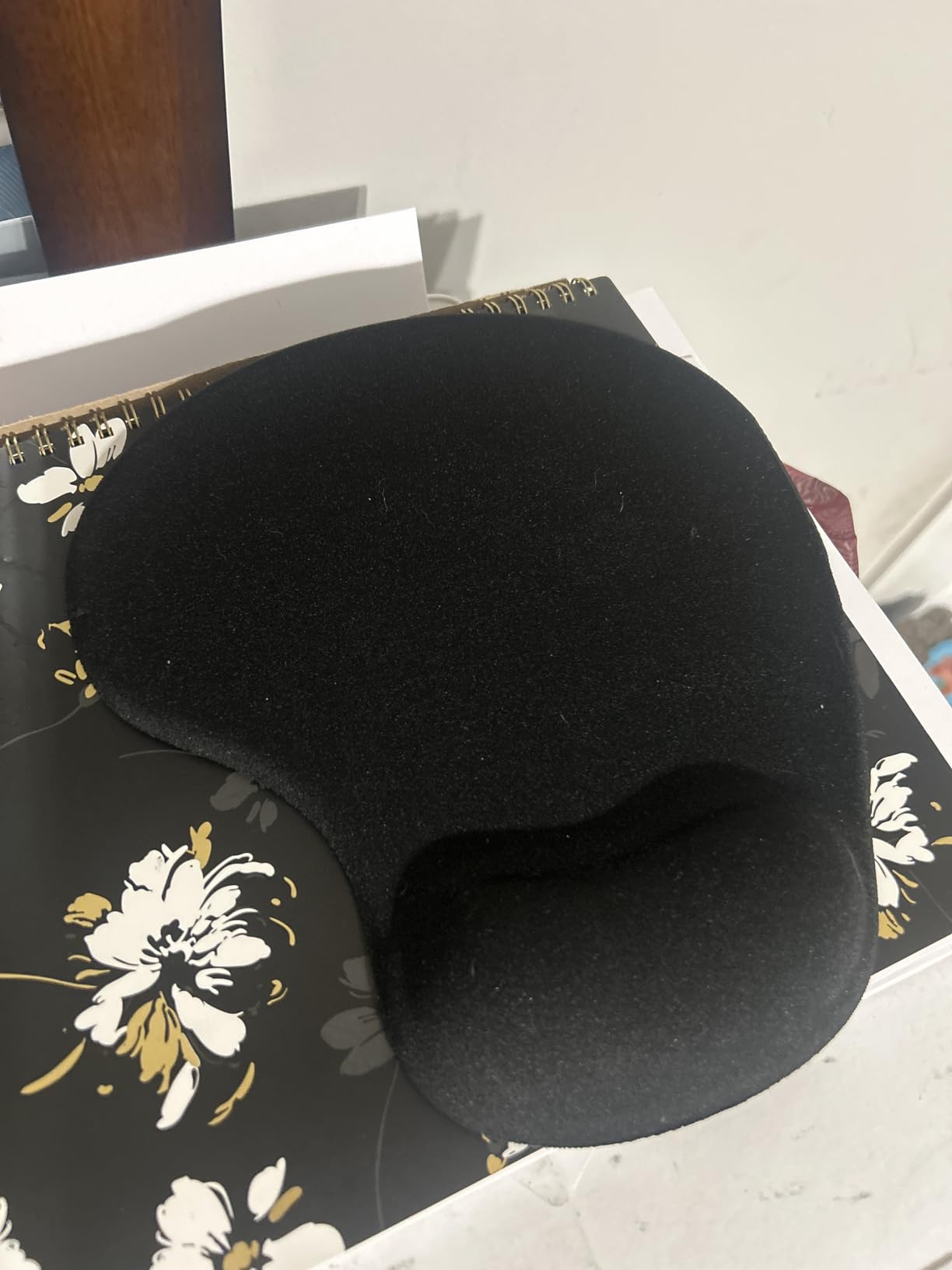 Ergonomic Mouse Pad with Wrist Rest, Gel Wrist Support Mousepad, Pain Relief Laptop Computer Mouse Pad, Non-Slip Mouse Pads for Office & Home (Black, 9.5 x 8.3 in) customer photo 2