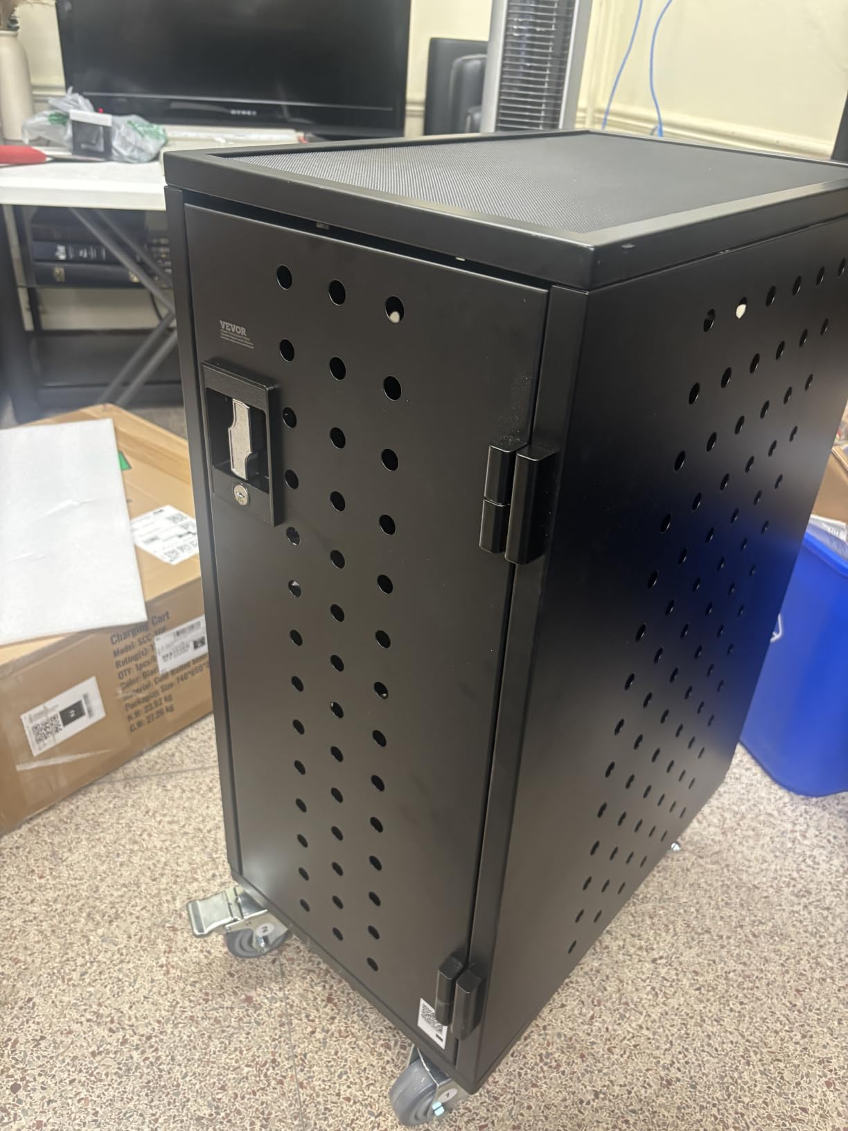VEVOR Charging Cart, 32-Bay Mobile Charging Station, Max 15.6