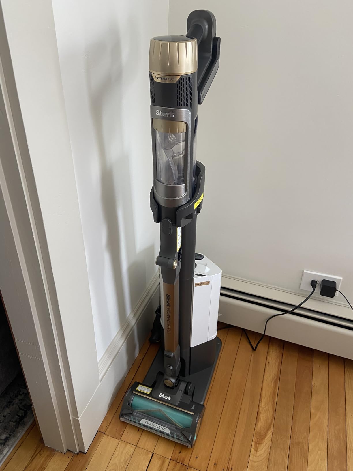 Shark PowerDetect Pet Plus Clean & Empty Cordless Stick Vacuum, IP3253 | Auto-Empty System, Powerful Suction, HEPA, Carpet & Hard Floor, Portable, Vacuum for Pet Hair, 70-Min Runtime, Gray customer photo 2