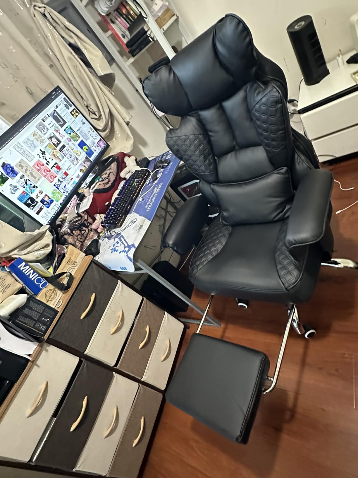 COMHOMA Big and Tall Office Chair Heavy Duty Wide Ergonomic Gaming Chair with Deluxe Embossing Designed Leather with Foot Rest,150 Reclining Adjustable Armrests Pocket Spring Back Support and Pillow customer photo 1