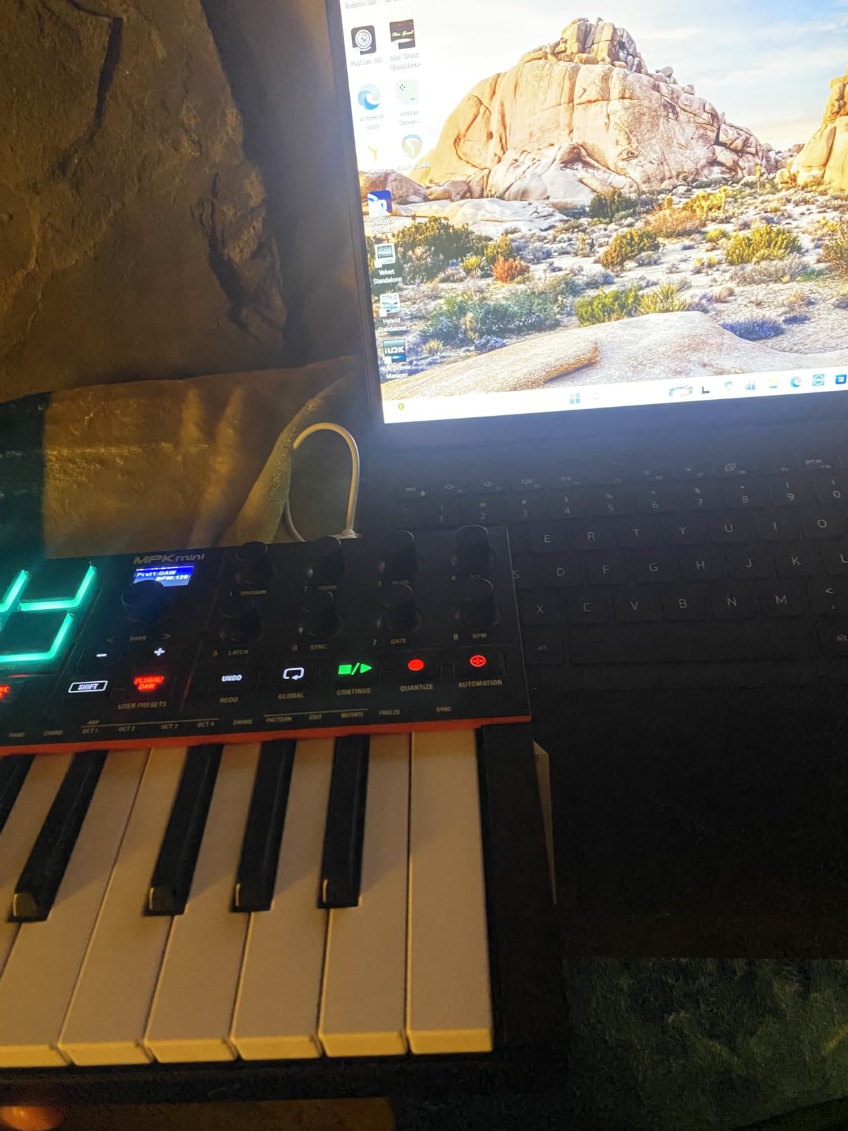 Akai Professional MPK Mini IV 25-Key USB-C MIDI Keyboard Controller | Velocity-Sensitive Mini Keys, 8 MPC Pads, 360° Knobs, Chord and Scale Mode customer photo 1