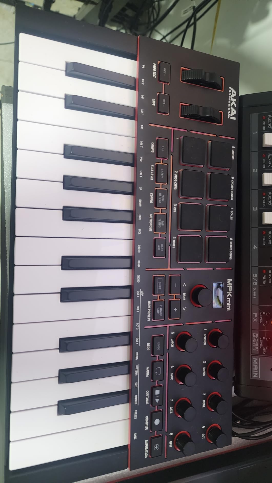Akai Professional MPK Mini IV 25-Key USB-C MIDI Keyboard Controller | Velocity-Sensitive Mini Keys, 8 MPC Pads, 360° Knobs, Chord and Scale Mode customer photo 2