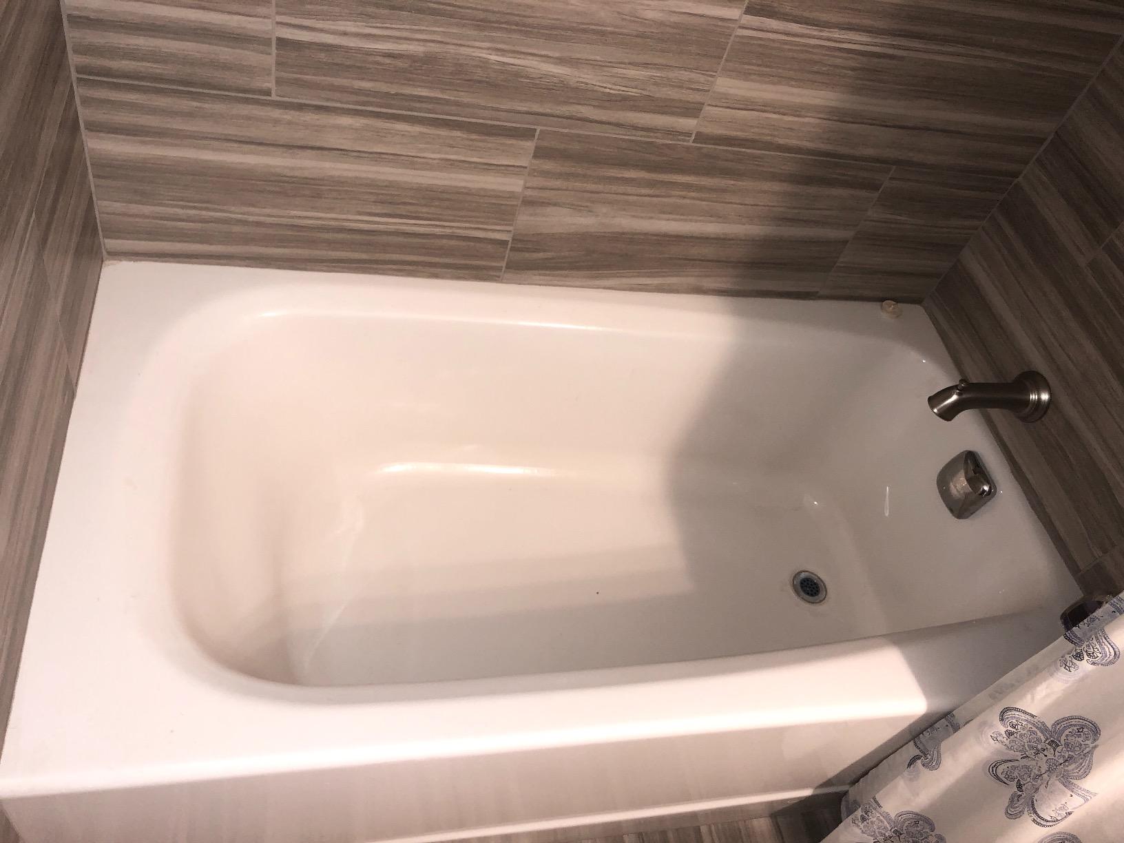 American Standard 2461002.020 Cambridge Americast 60 x 32-Inch Integral Apron Bathtub With Right-Hand Outlet, White customer photo 2