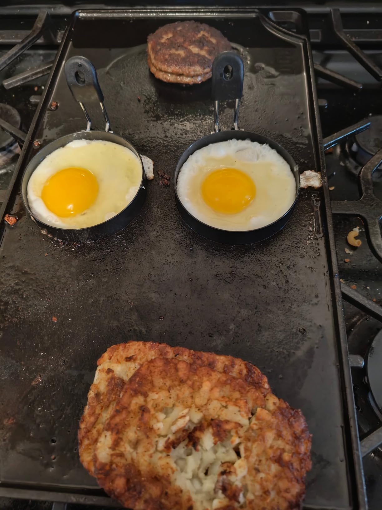 Lodge Reversible Cast Iron Grill/Griddle Pan, 16.75 x 9.5 Inches | Dual-Sided Double Burner Griddle for BBQ, Eggs, Pancakes & Burgers, PFAS-Free, Flat Top Cookware, Made in USA customer photo 1