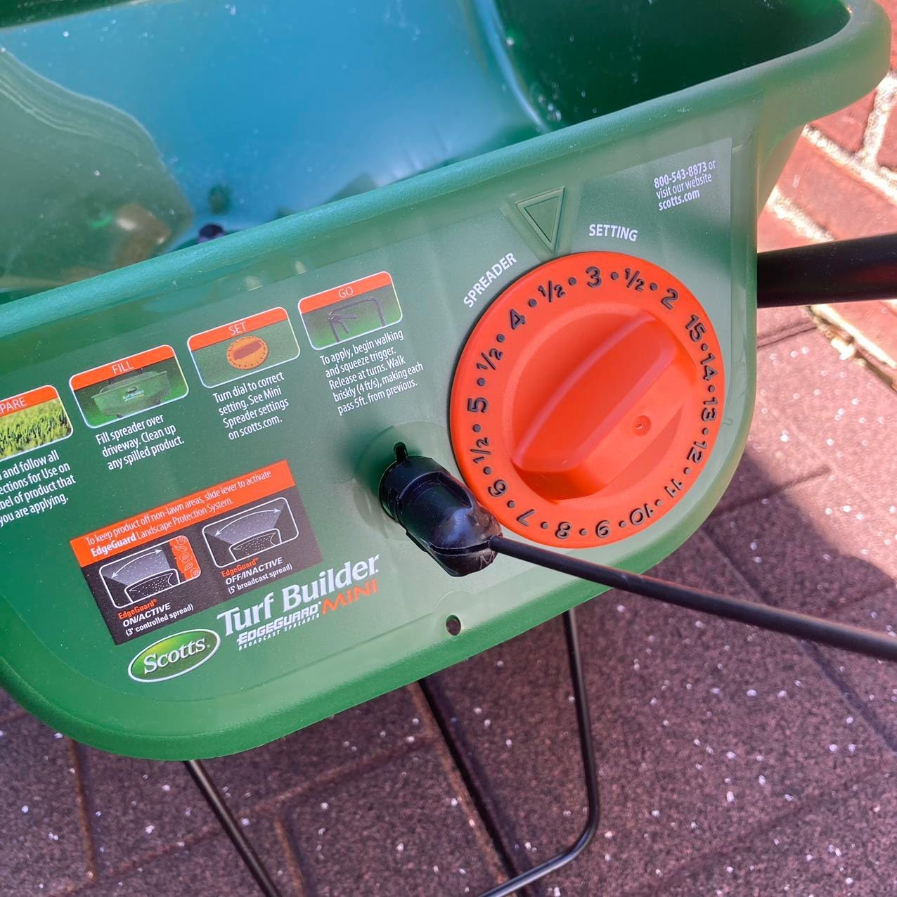 Scotts Turf Builder EdgeGuard Mini Broadcast Spreader customer photo 2