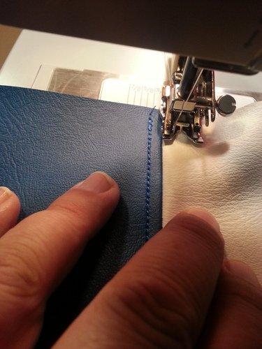 SINGER 4423 Heavy Duty Sewing Machine, 23 Built-in Stitches, 97 Stitch Applications, Metal Frame, 1-Step Buttonhole customer photo 1