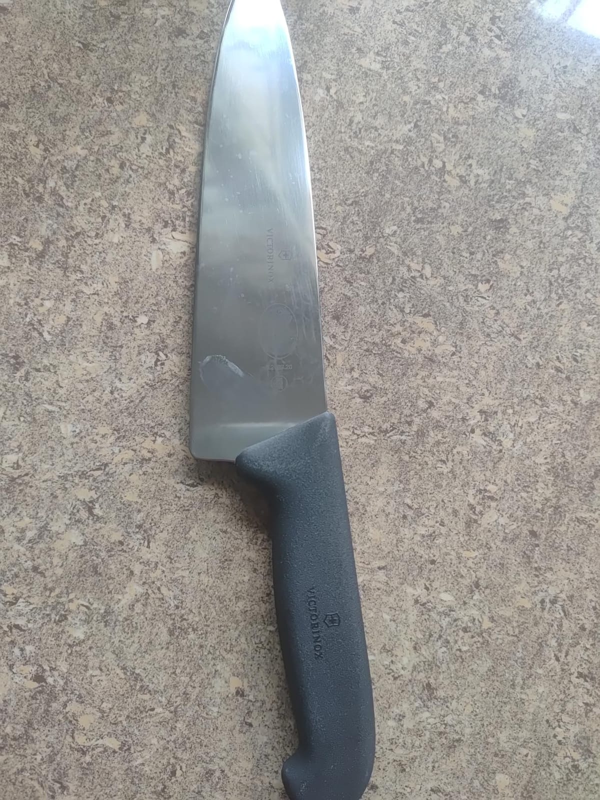 Victorinox Fibrox Pro 8 Inch Chef's Knife, Dishwasher Safe, Black customer photo 1