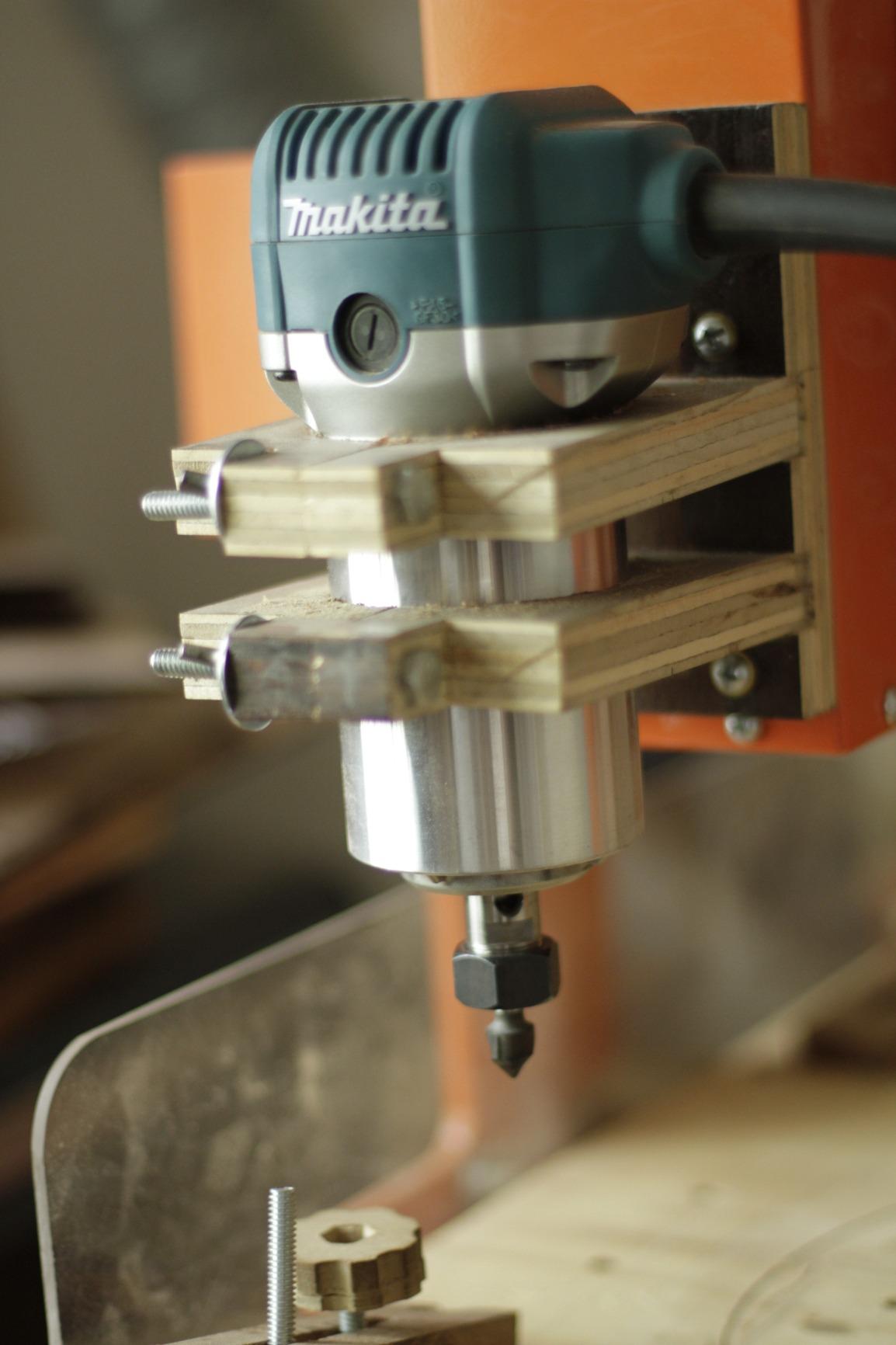 Makita RT0701C 1-1/4 HP Compact Router, Fixed Base customer photo 2