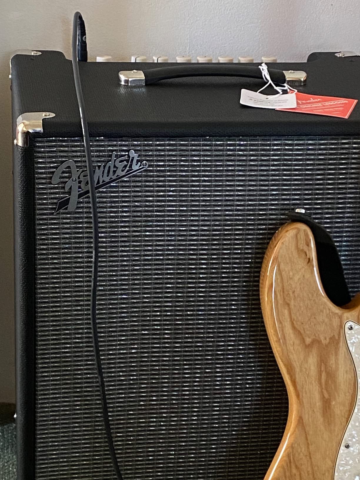 Fender Rumble 200 V3 Bass Guitar Combo Amplifier with Effects, 200W - Black customer photo 2