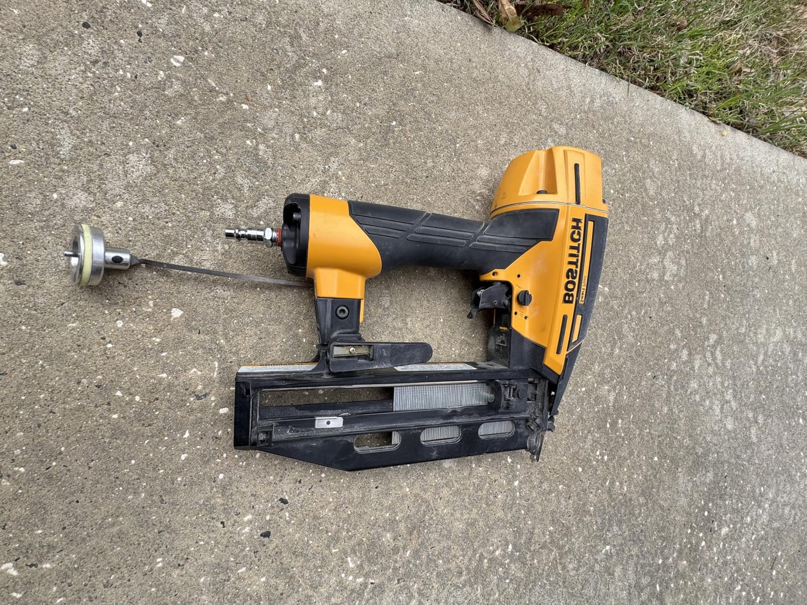 Bostitch 2.5-in X 16-Gauge Clip Head Finishing Pneumatic Nail Gun customer photo 1