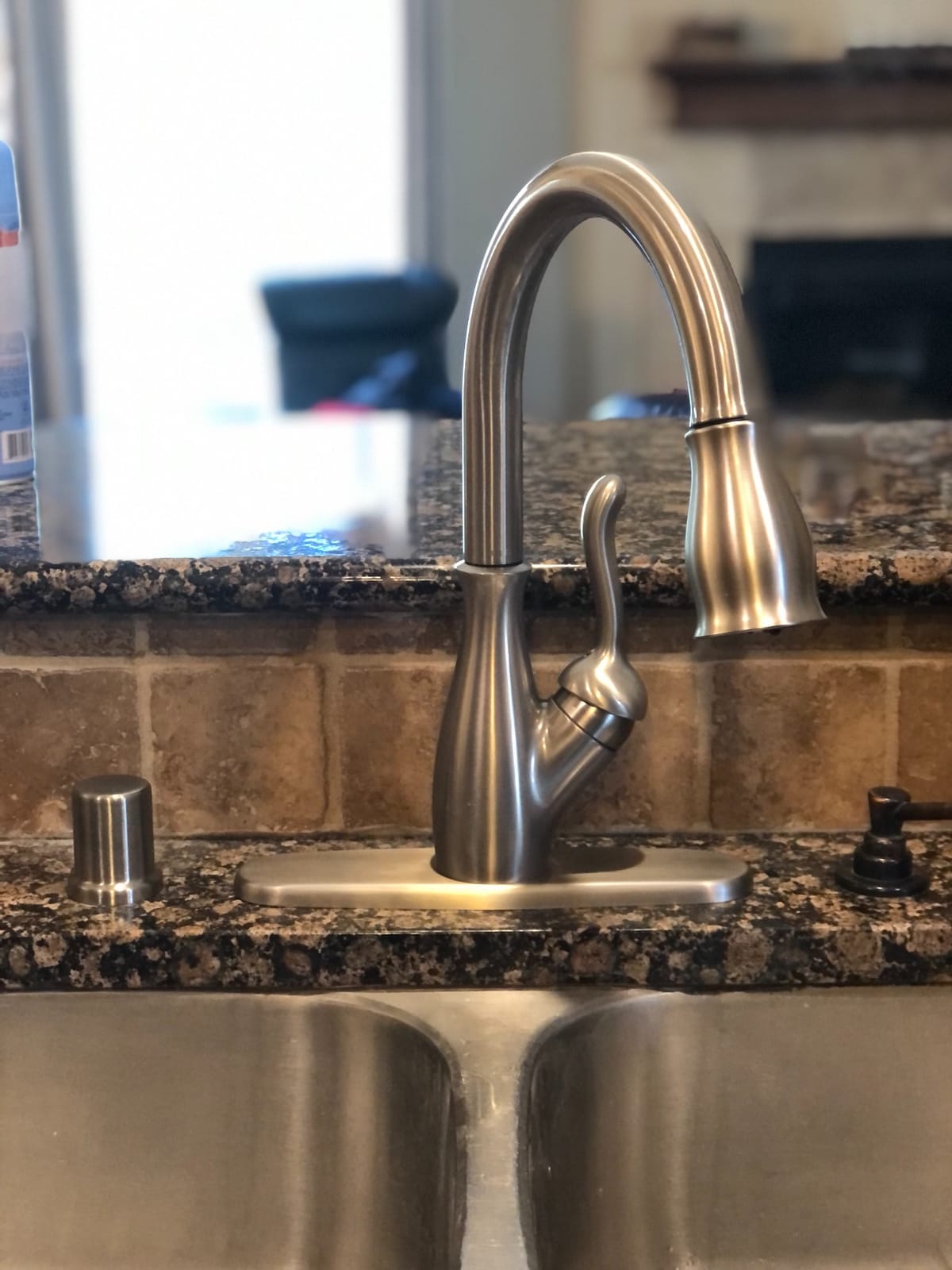 Delta Leland Brushed Nickel Kitchen Faucet with Pull Down Sprayer, Traditional Single Hole Kitchen Sink Faucet, Single Handle, SpotShield Stainless 9178-SP-DST customer photo 1