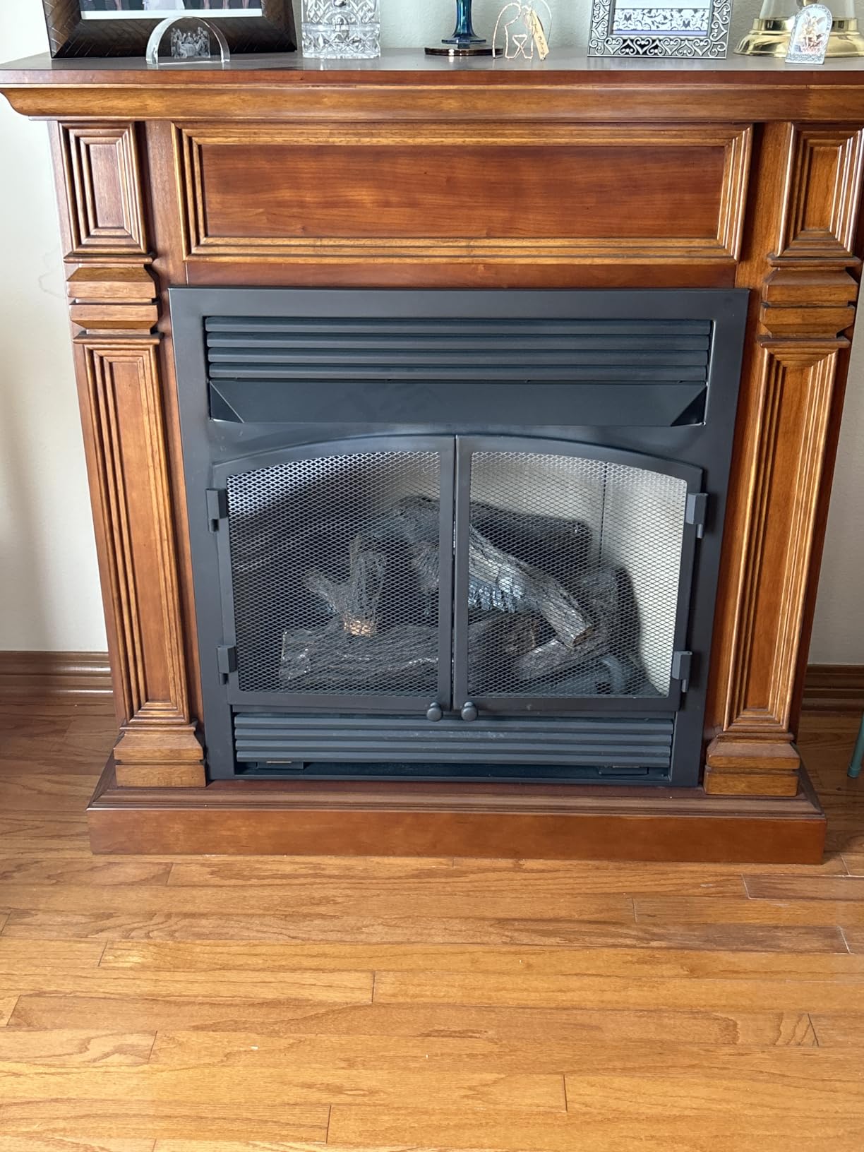 Duluth Forge Dual Fuel Ventless Gas Fireplace with Mantel - 32,000 BTU, Remote Control, Apple Spice Finish - Model# DFS-400R-2AS customer photo 2