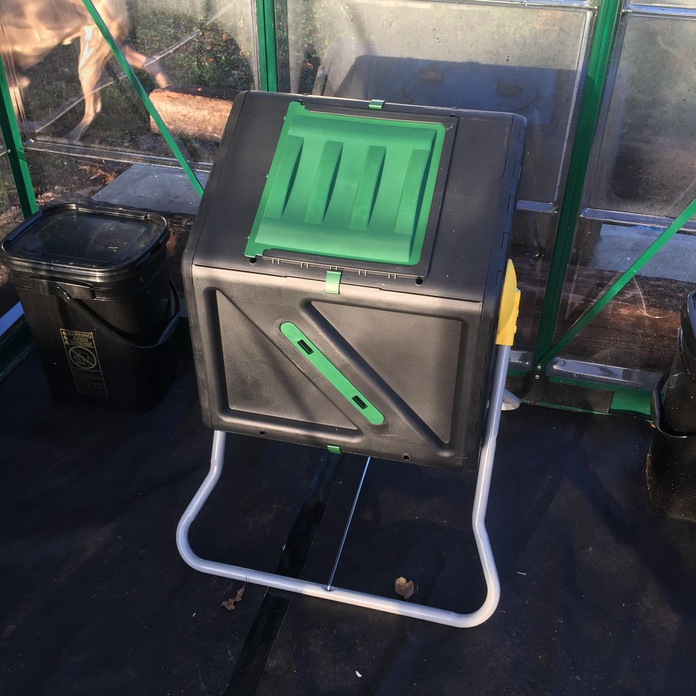 Miracle-Gro Large Dual Chamber Compost Tumbler, 55.4 Gallons – Easy-Turn, Fast-Working System – All-Season, Heavy-Duty, High Volume Composter with 2 Sliding Doors (2 x 27.7 gallons) customer photo 1