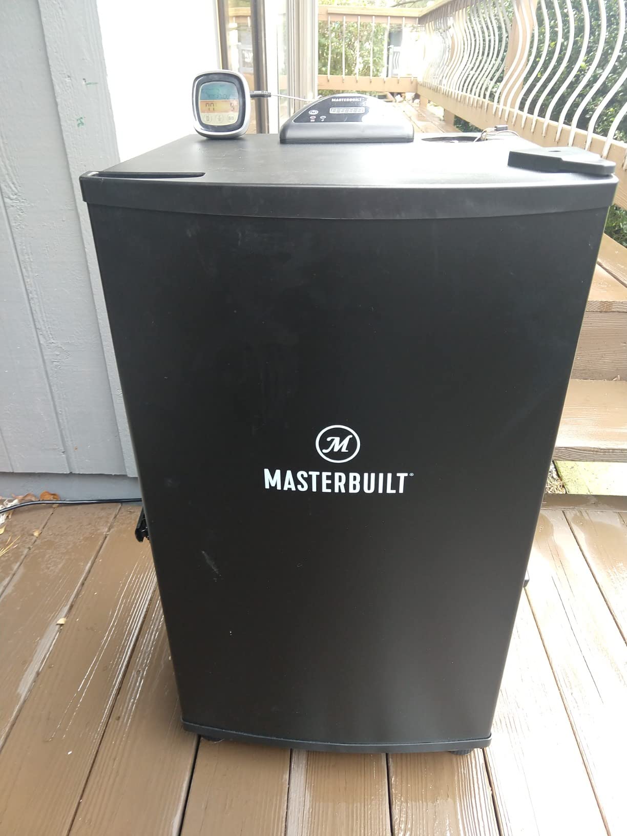 Masterbuilt® 30-inch Digital Electric Vertical BBQ Smoker with Side Wood Chip Loader, Chrome Racks and 710 Cooking Square Inches in Black, Model MB20071117 customer photo 1
