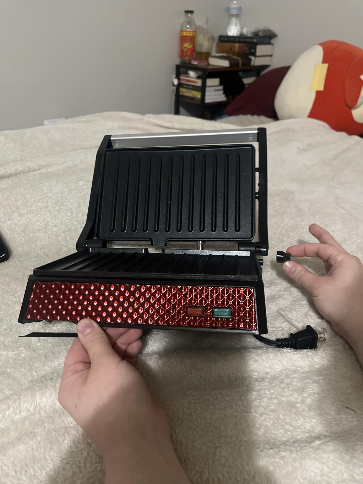 OVENTE Electric Indoor Panini Press Grill + Sandwich Maker, Red GP0620R | Opens 180 Degrees to Fit Any Type or Size of Food, 1000W Indoor Cooking Perfect for Quesadillas, Burgers & More customer photo 2