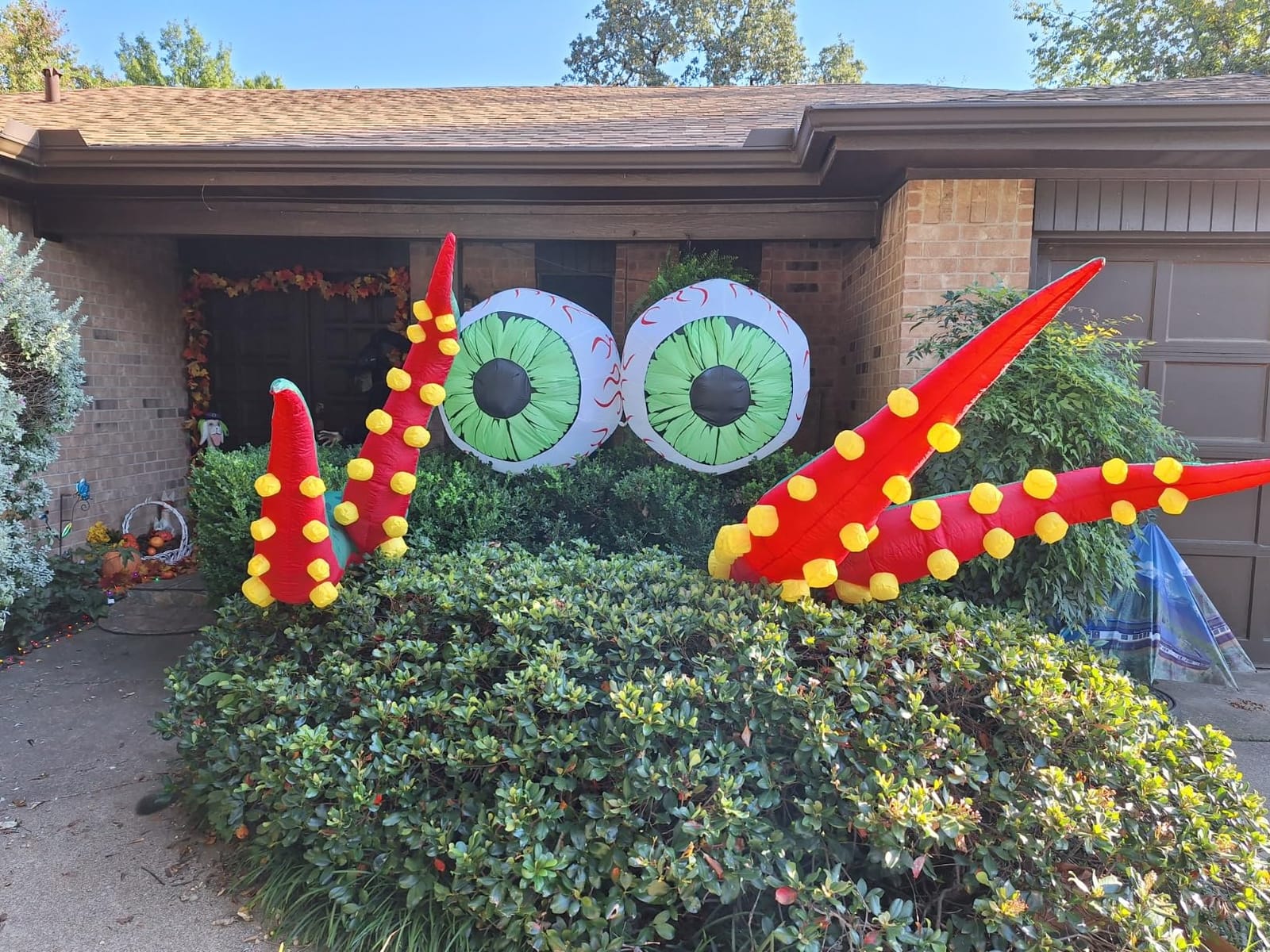 Joiedomi 2 Pack Halloween Inflatables Large Set of Eyes Decoration Blow Ups Green Eyes for Yard 3 Ft Inflatable Halloween Decor Outdoor with LEDs Party Supplies Blow up Decoration for Indoor, Outdoor customer photo 1