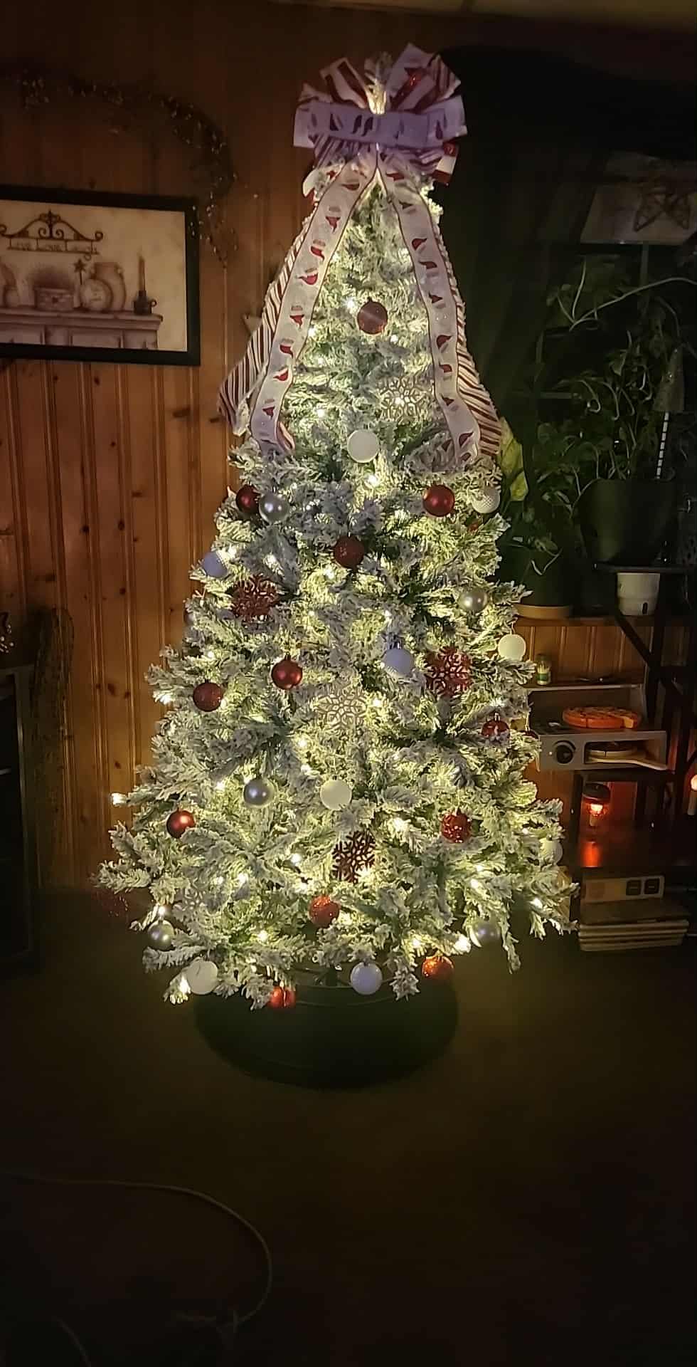 Best Choice Products 6ft Pre-Lit Artificial Christmas Tree Twinkling LEDs, Snow Flocked Design Pine Tree, Full Appearance Lighted Snowy w/Easy Assembly, 250 Lights, 928 Tips Metal Stand customer photo 2